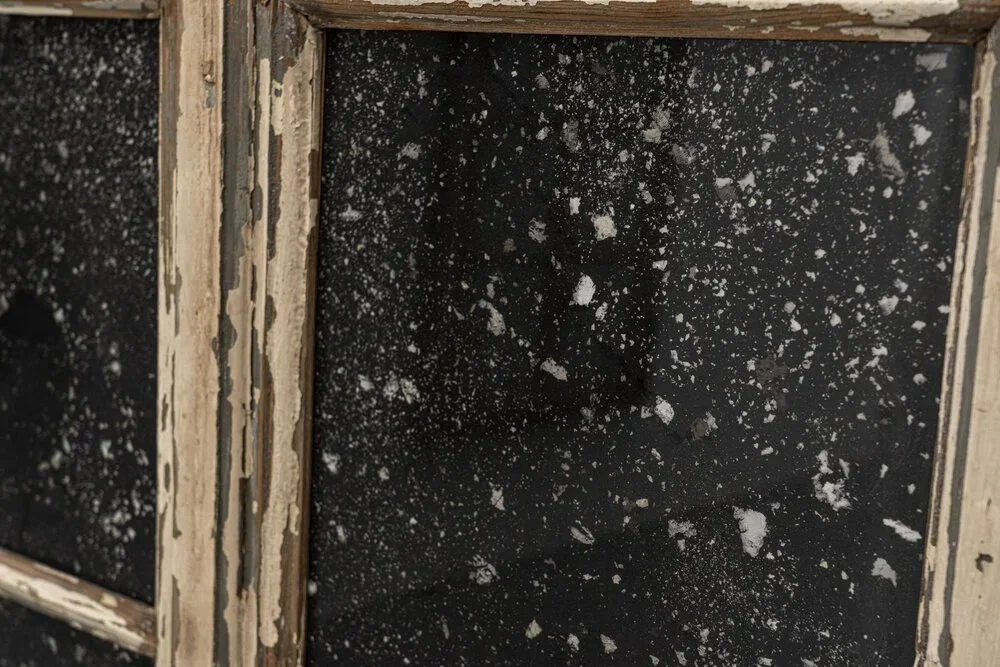  Sophie Ko,  L’uomo è questa la notte , 2020. Ceneri di immagini bruciate, cm 115×180 