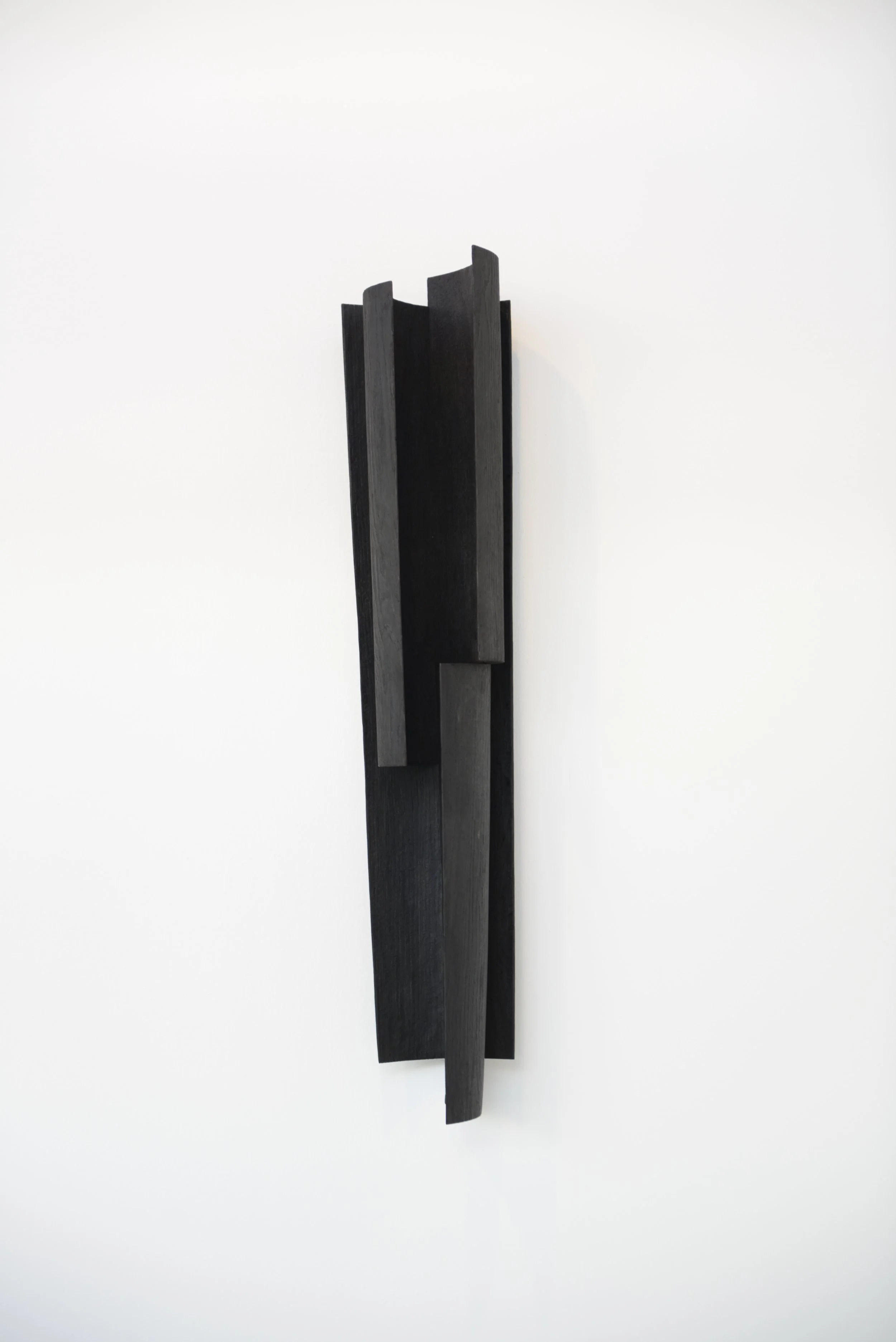  Nunzio, senza titolo, 2014, legno combusto, 96×25×15 cm 