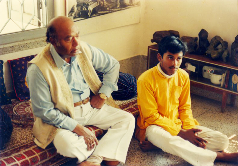  Ustad Ali Akbar Khan and his young shishya Sougata Roy Chowdhury, at home in Santiniketan © Courtesy Roy Chowdhury, private collection / Uncredited 