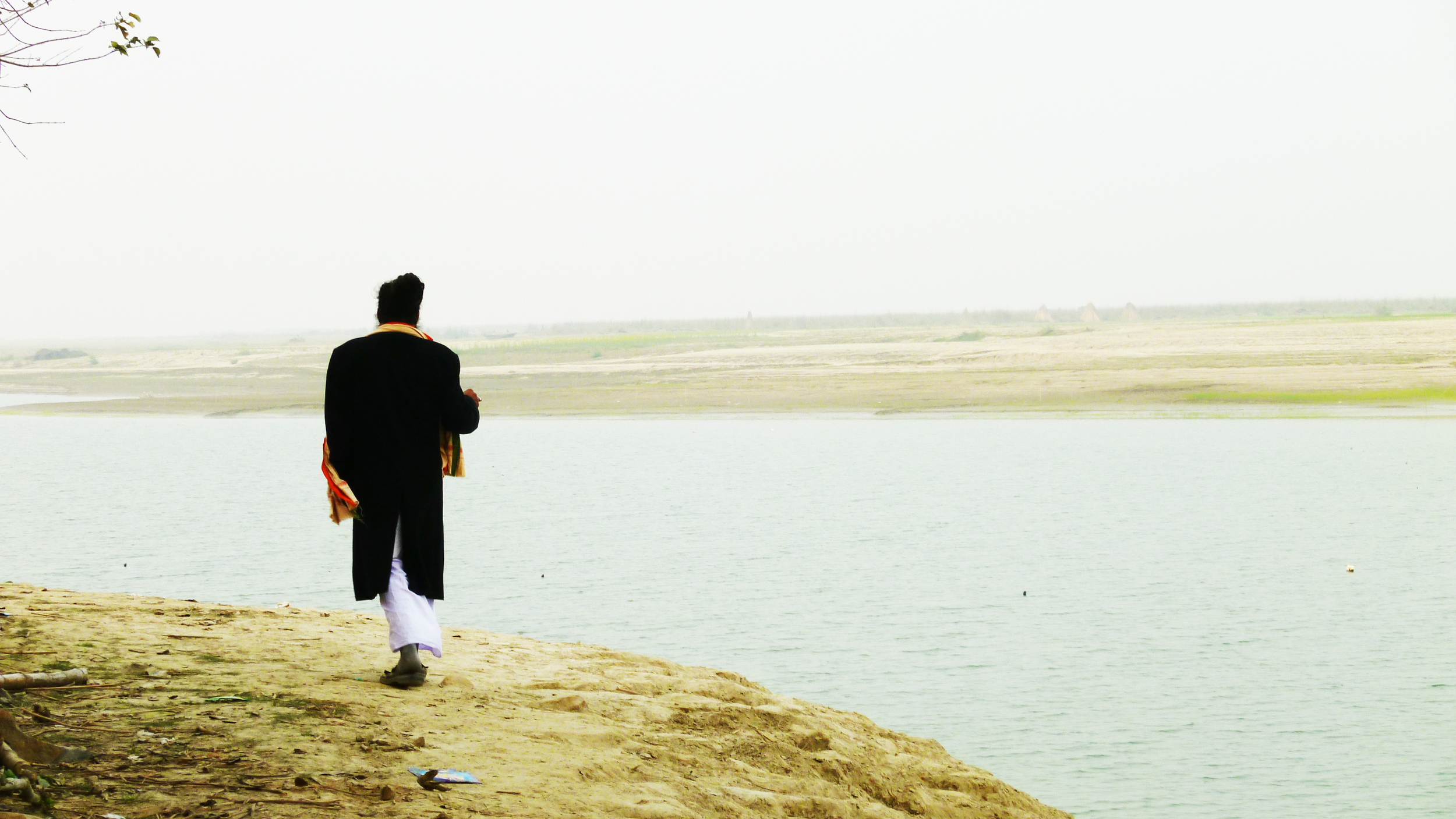  Akass Fakir walking along Teesta river. On the other side : Bangladesh. December 2011&nbsp;© Edith 