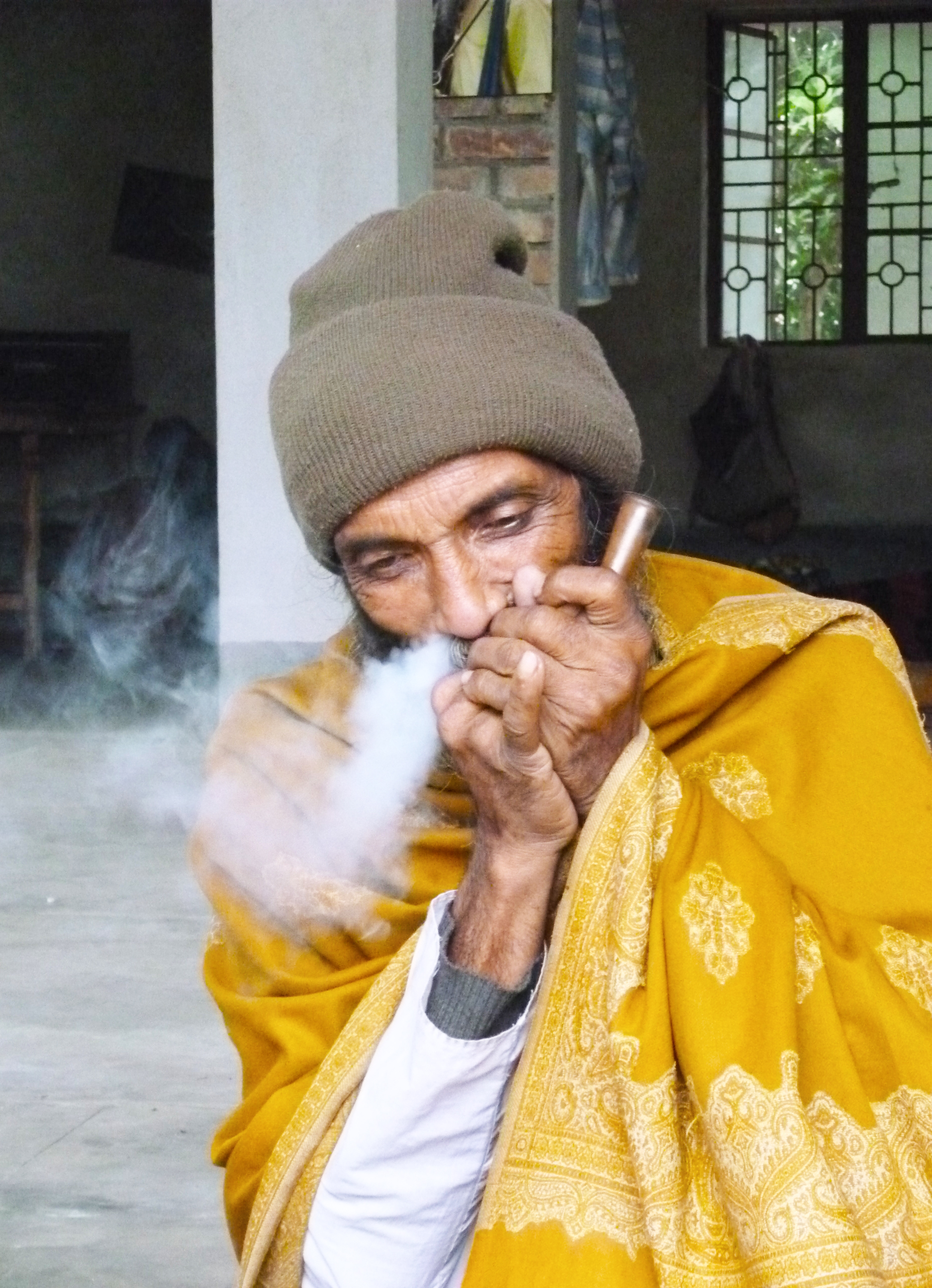 Khaibar's smoking © Edith Nicol.JPG