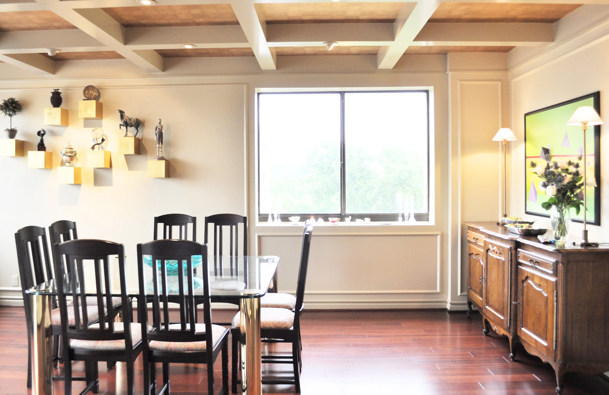 High-rise condo dining room with ceiling design by Berlin based interior designer Jamie House Design