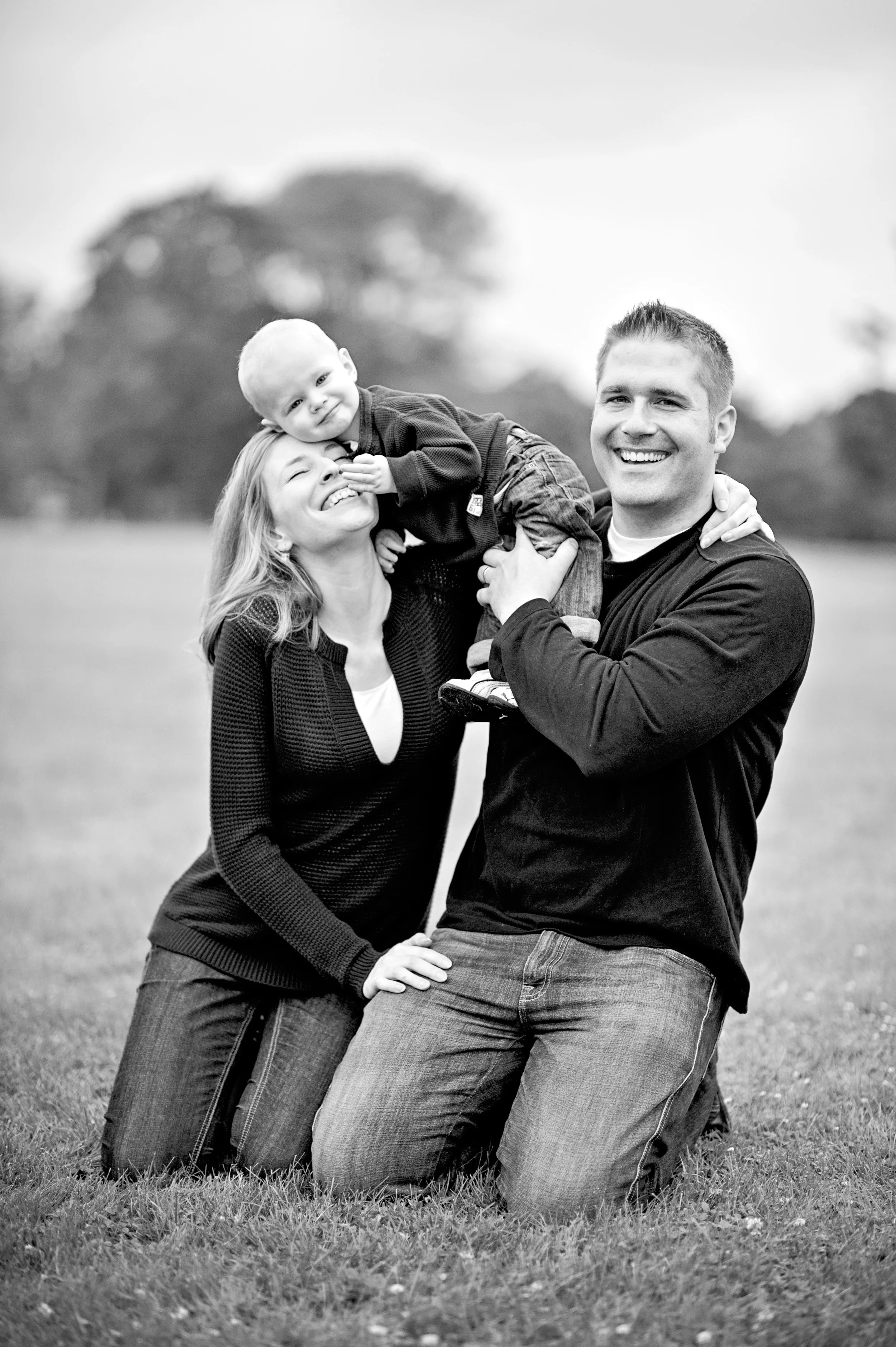 Dublin Photographer Nina Pomeroy siblings children families family hugs baby