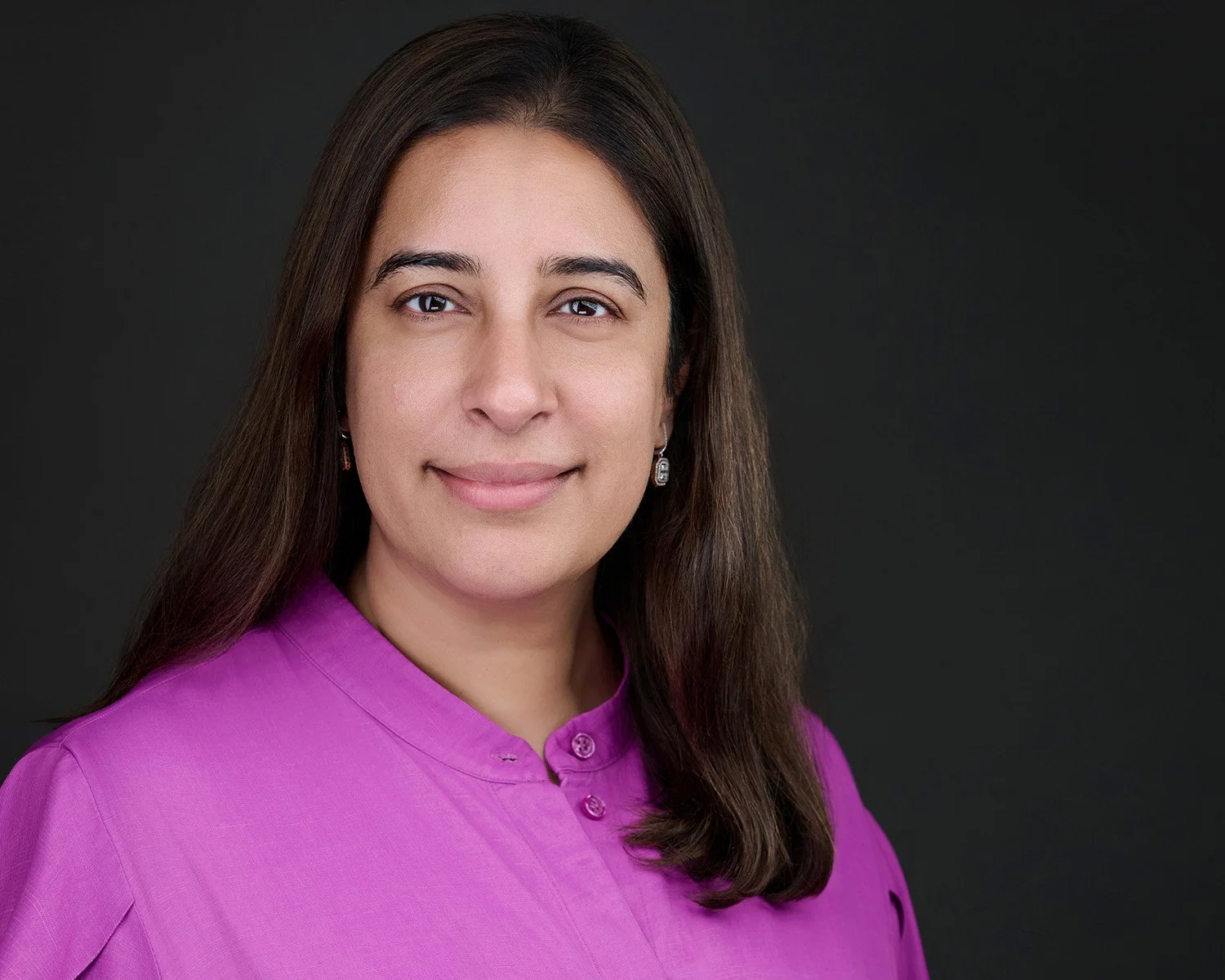 📸 Board Members, Your Headshot Speaks Volumes
You’re the face of an organization. Your headshot should reflect the trust, leadership, and authenticity that comes with that responsibility.
If your current photo feels outdated or doesn’t