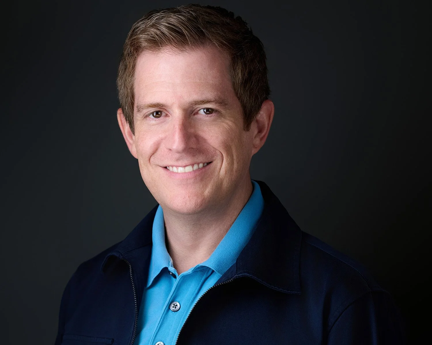 One headshot session. Three versatile looks.
We captured a traditional corporate portrait, a more relaxed style suited for LinkedIn, and a version with a custom background to match their company’s brand.
It’s a smart way to cover differ