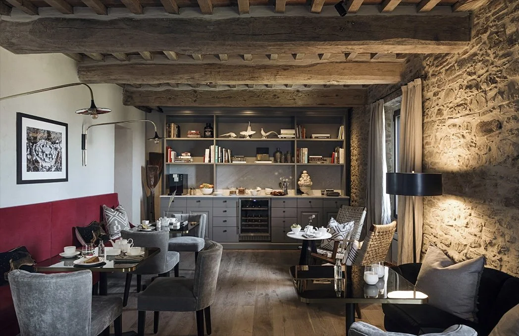 Historic+boutique+hotel+lounge+in+Italy+with+Nina+Pomeroy.jpg