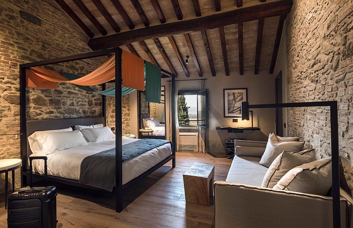 Historic boutique hotel room Umbria Italy with Nina Pomeroy Photographer-web.jpg