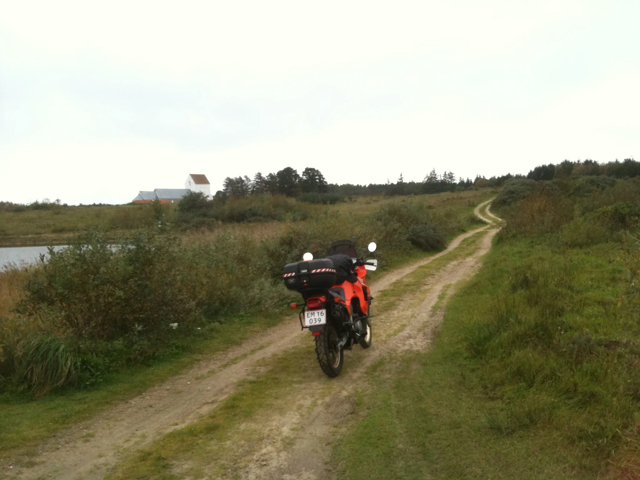 Kirke og naturen +  motorcykel uden mand