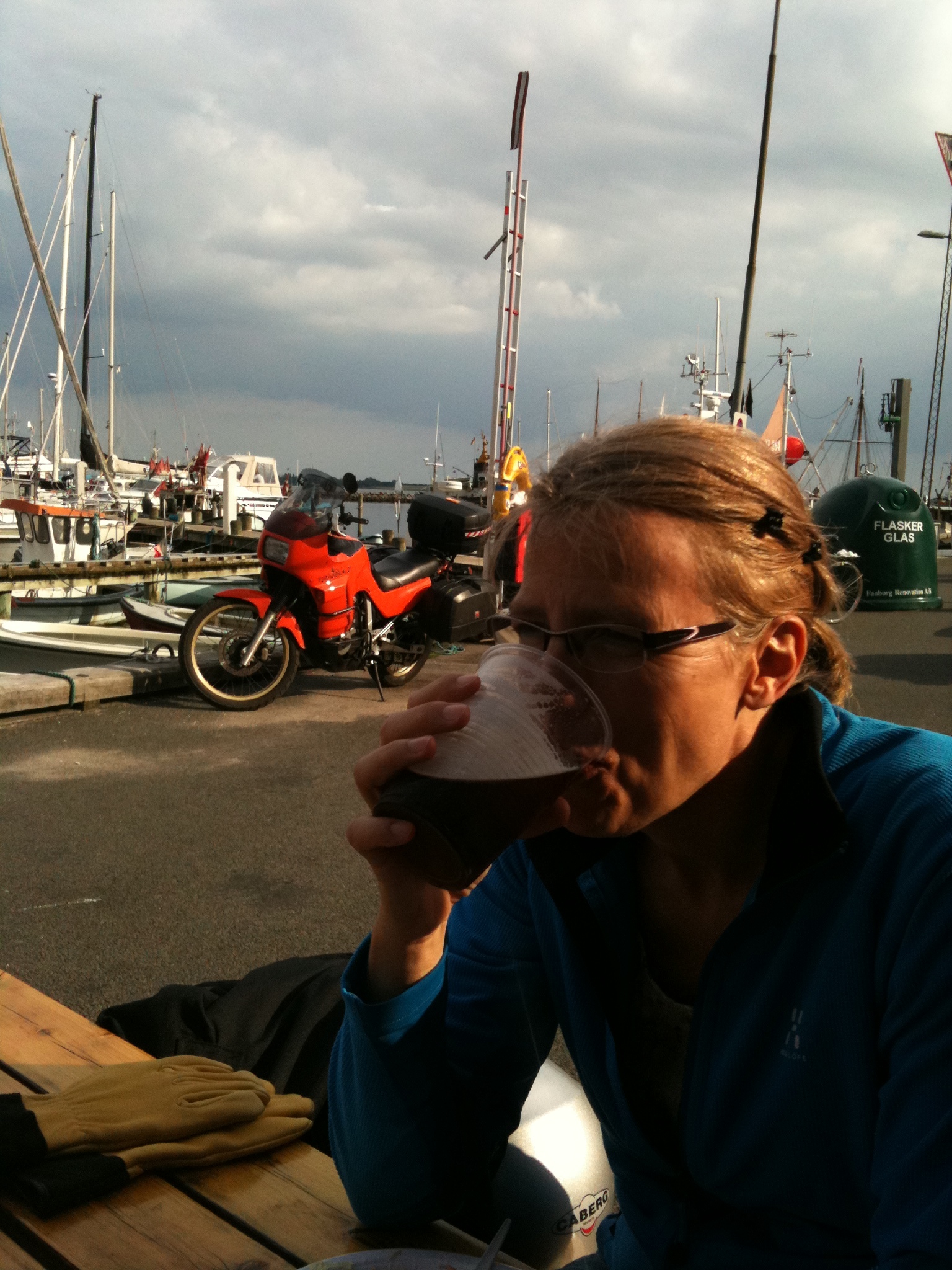 Dame, øl og kværn.