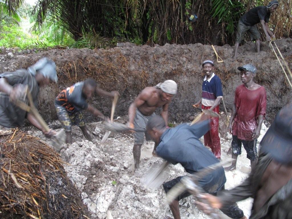 When the pit is pretty much drained the miners go in with shovels to remove to diamond bearing grave and clay. This is moved to an elevated box where it's prepared for sifting. 