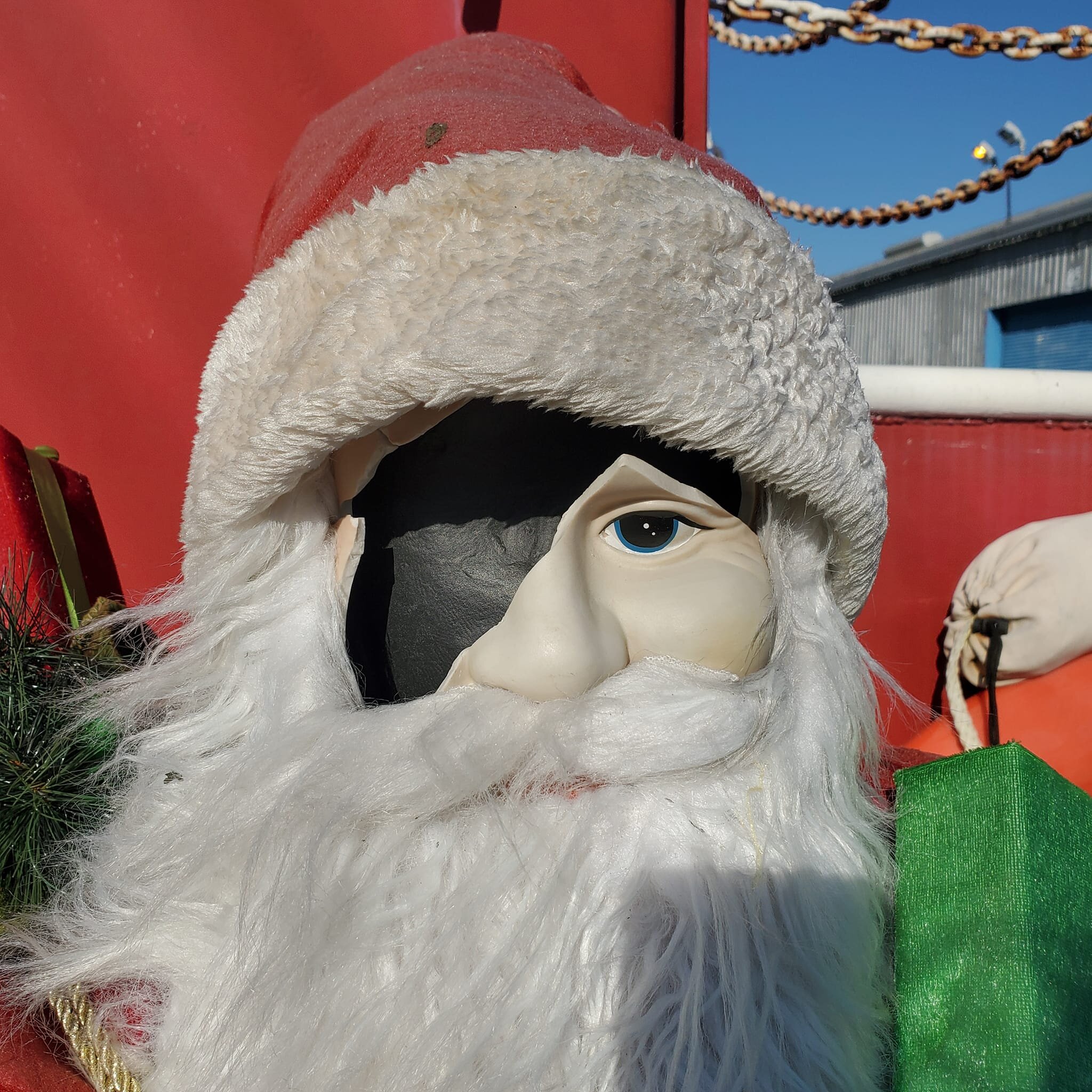 Free cracked-face Santa sbout 5' high. Currently sunbathing during  #TankerTime (as you could be) on the deck of tanker #MaryWhalen. Goes to garbage Monday night if not claimed.

#RedHook #free