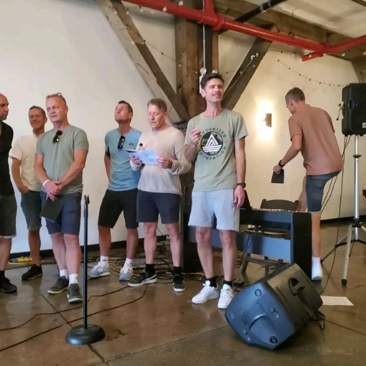 They're here! The @randaberg_yngre_mannskor is warming up at @strongropebrewery!  They'll suit up soon. 

Fundraising concert for the #RedHhokfire starts at 7pm! It's pay what you can but please RSVP
 https://www.eventbrite.com/e/red-hook-fire-fundra