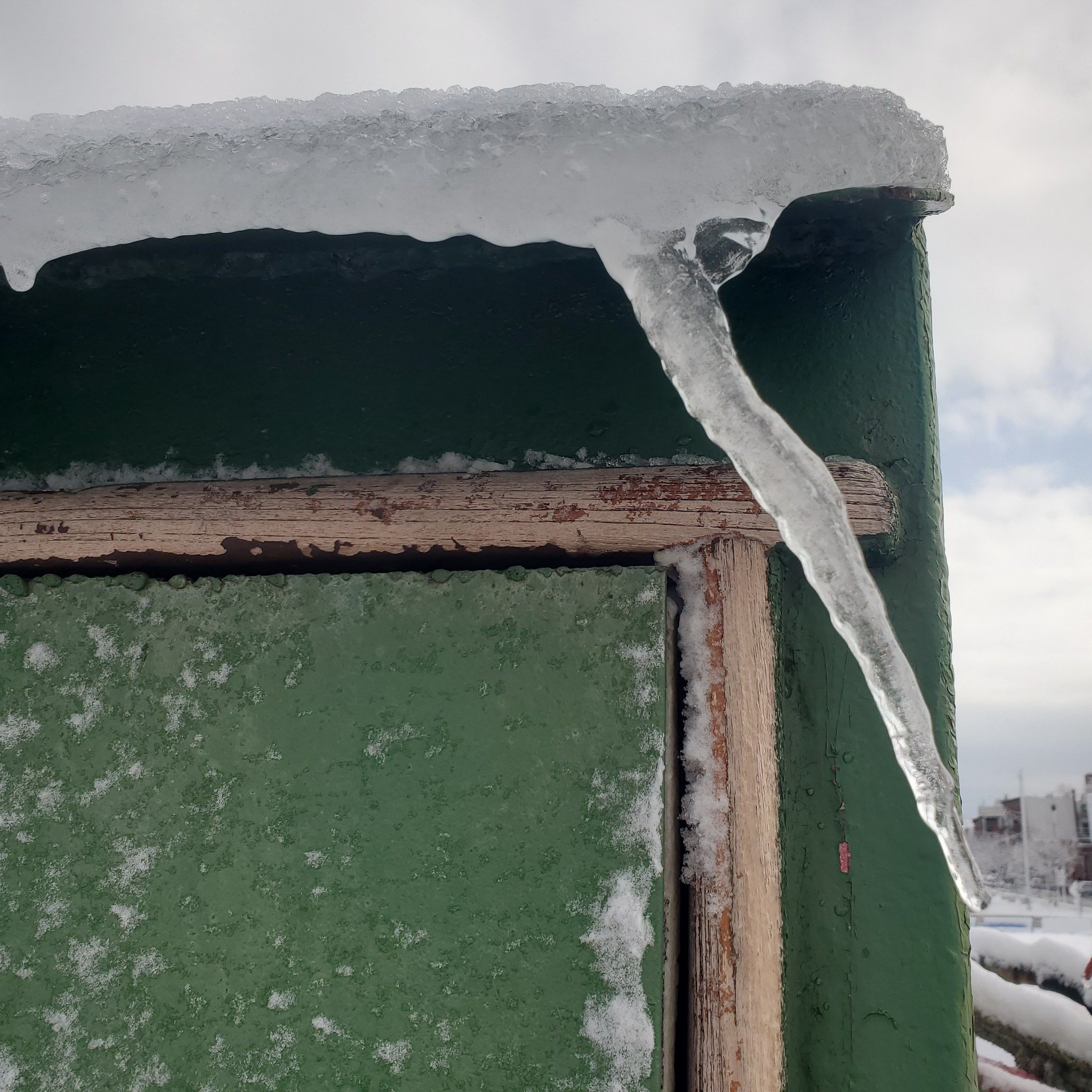 ❄️ How you can tell which way the wind was blowing! 

And this door frame needs some varnish... Hello, brightwork volunteers of 2026! ❤️⚓️

#firstsnow of this winter on the #MaryWhalen in #RedHook #Brooklyn