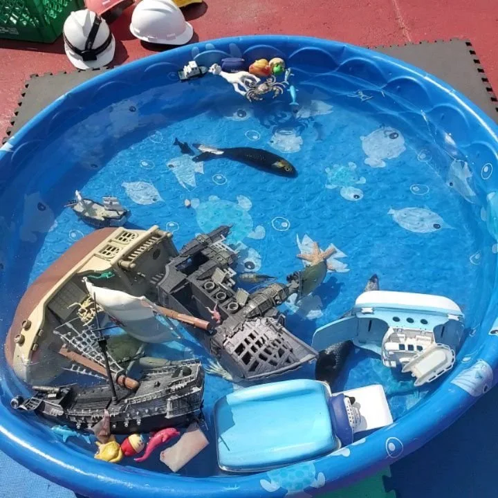 Some of the comings n goings during today&rsquo;s #TankerTime on the retired coastal oil tanker #MaryWhalen (we don&rsquo;t photograph everybody)

🎖Major naval battle in the kiddie pool

🔥 @fireboatjjh popped in and gave us a water display 👏

🦆 G