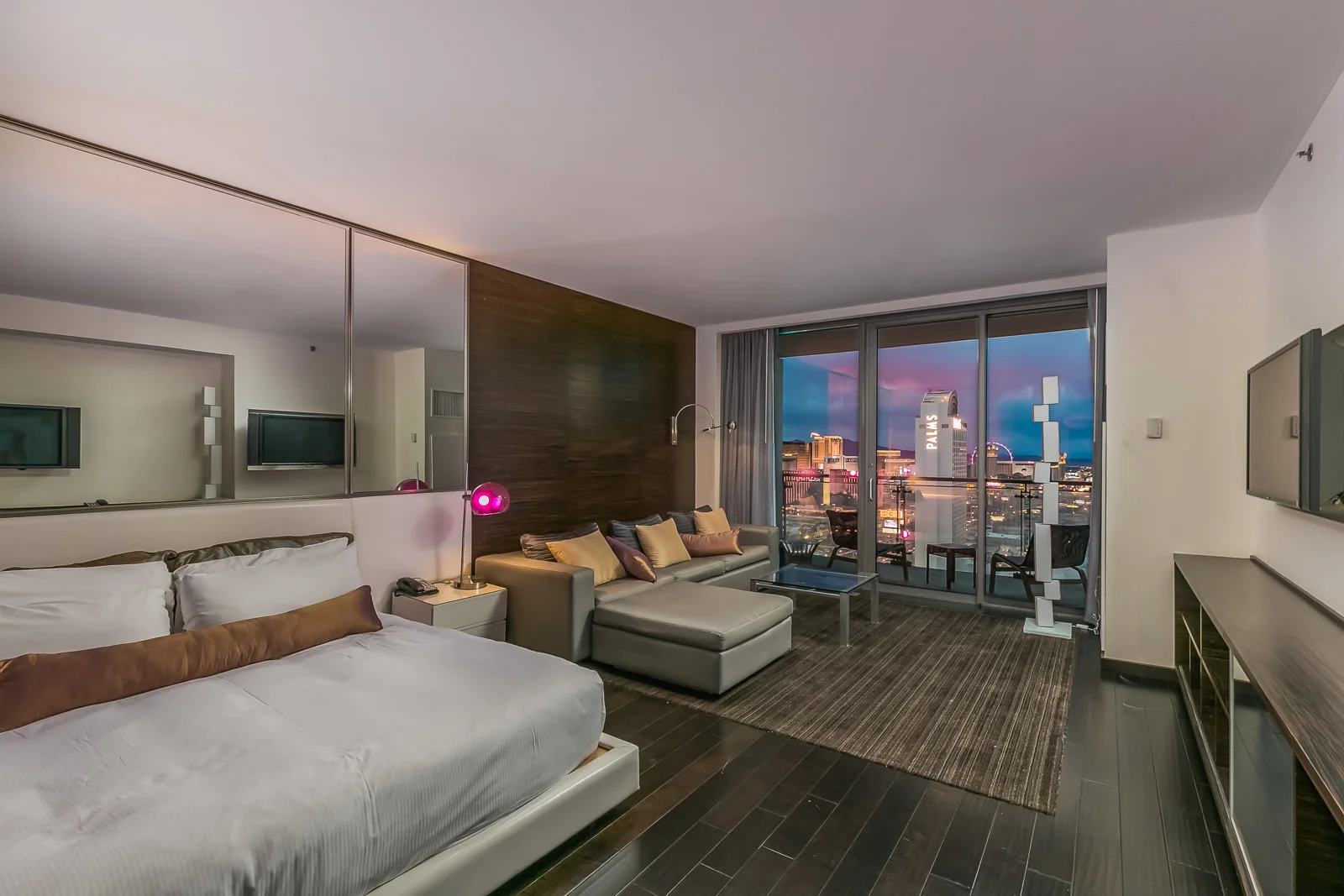 Night Palms Place Hotel-10.jpg