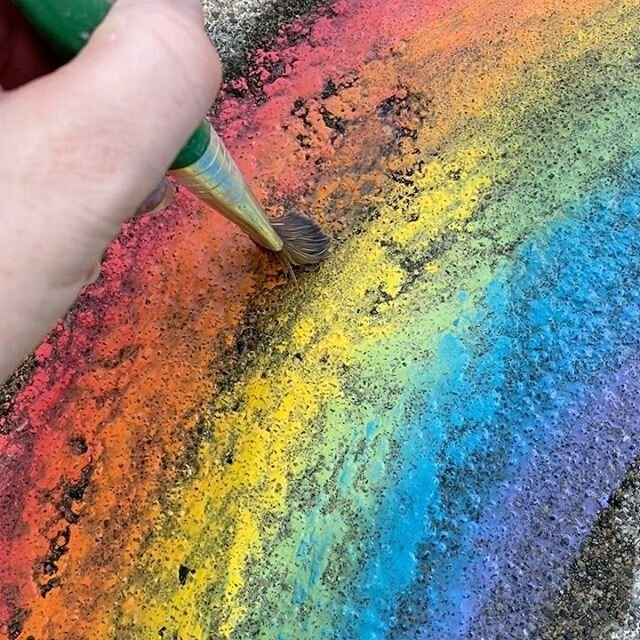 Have you guys ever played with sidewalk chalk and water!  We had so much fun this afternoon drawing and then painting our rainbows! 🌈#rainbow #sidewalkchalk #sidewalkchalkart #streetart #sidewalkart