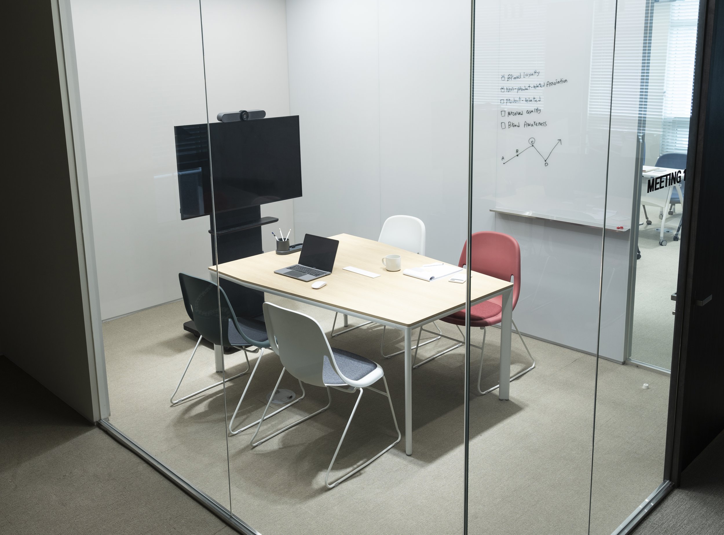 Place The Union chair is designed to live in all places that humans dwell in their daily lives, whether it is in an office, class room, dining room, waiting room, conference room, home office, etc. Union is capable of accommodating the breadth of