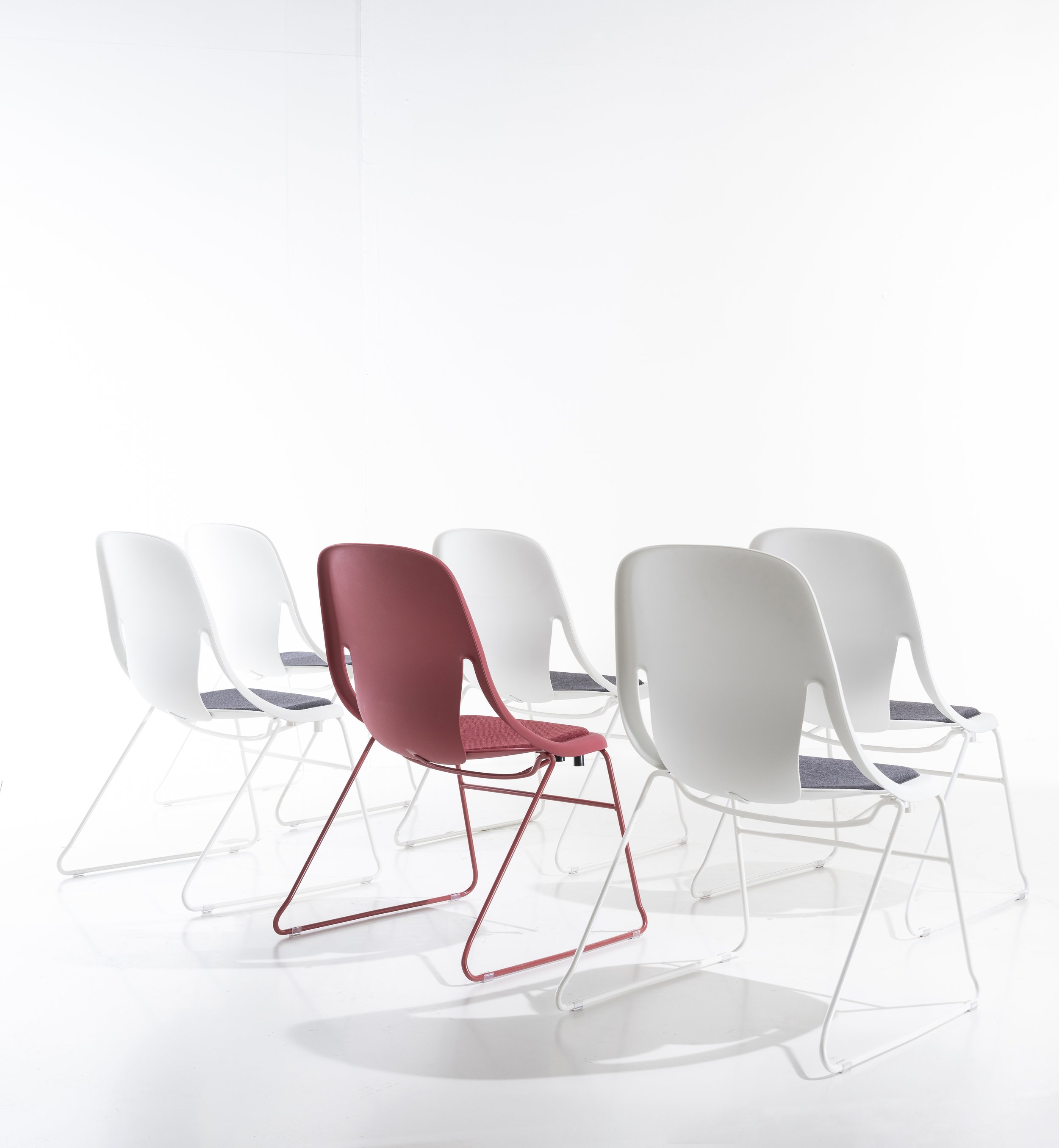 People The Union chair is designed to accommodate sitters of all shapes, sizes, ages and genders while engaged in the interchange between people and technology in activities such as working, learning, healing and play.