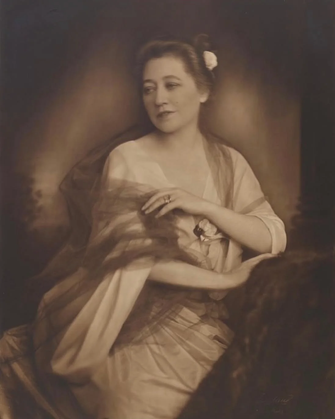 Portrait of a Woman C. 1923 by Ergy Landau #costumeinspiration #styleinspiration #fashioninspiration #designinspiration #creativeinspiration #1920sinspiration #vintageinspiration #vintage #vintagefashion #1920sfashion
