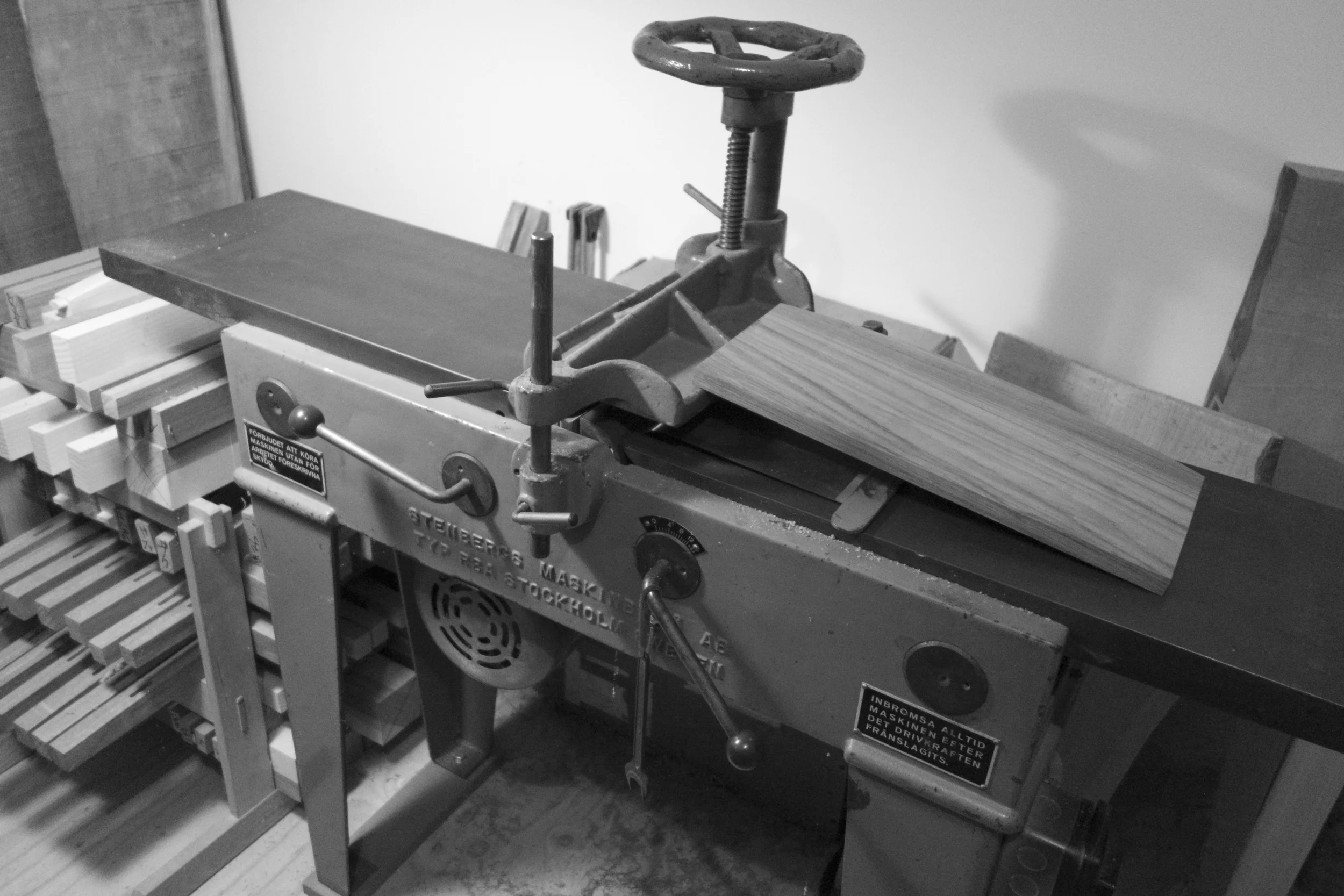  dimensioning stock on Jim's fine old Stenbergs jointer 