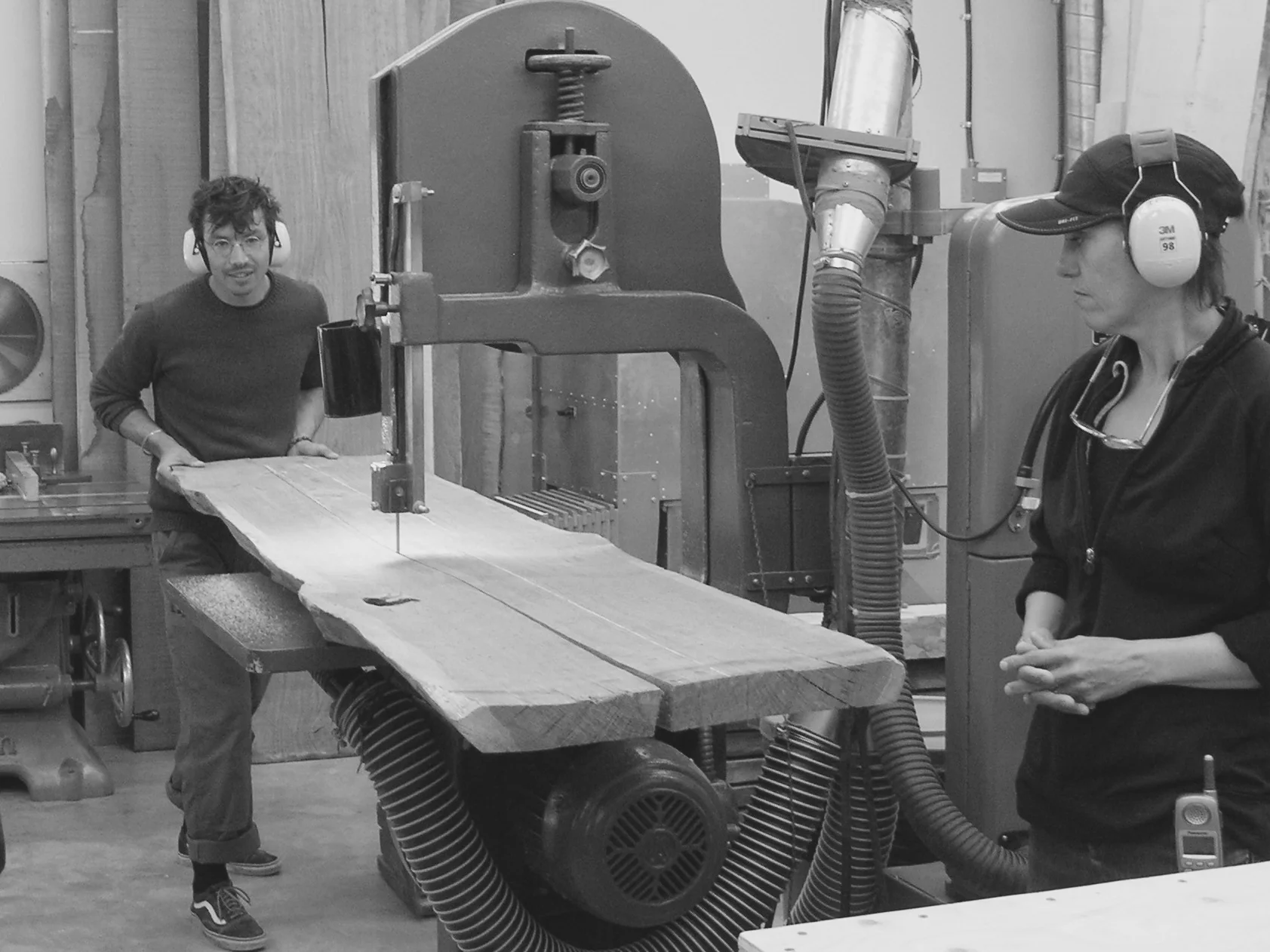  Andi & Yvonne sawing plank of English brown Oak 