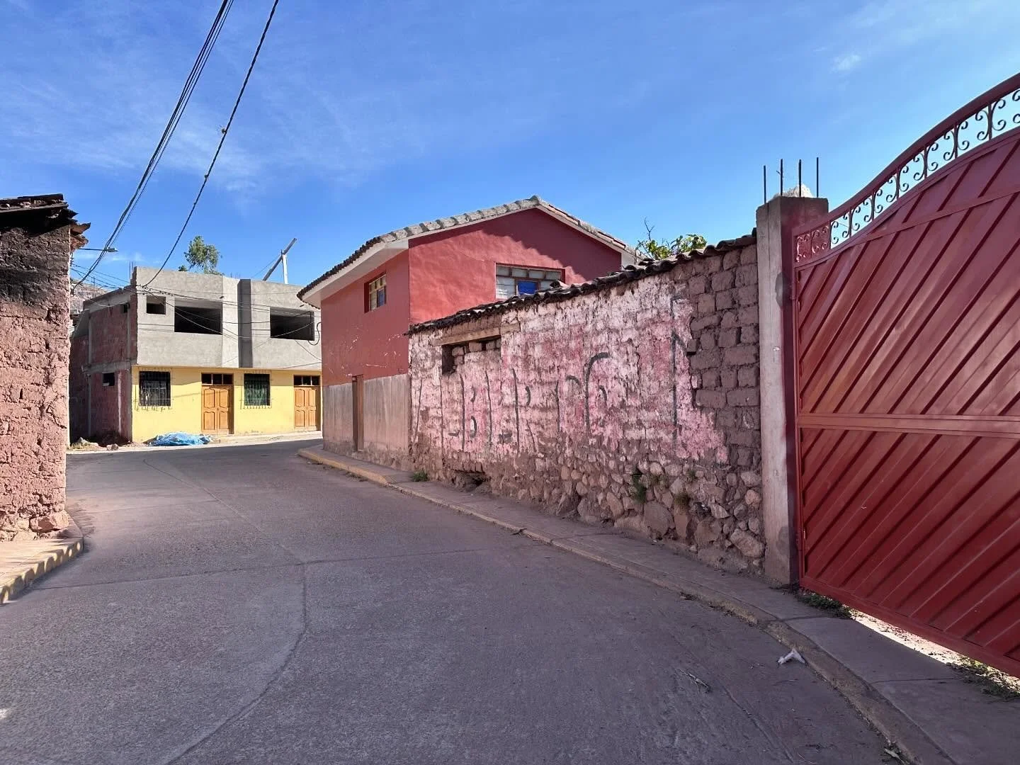 Some neighbourhood scenes from the first week of my artist residency in Peru 🧡
