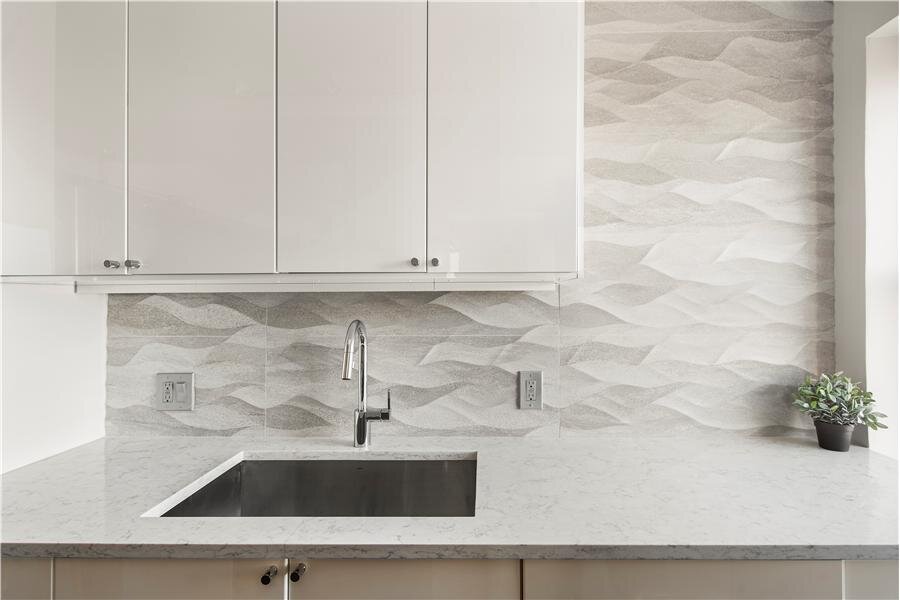 This 2-bed, 2-bath home was fully gutted, enlarging the previously-enclosed galley kitchen and opening it up to panoramic views of downtown Manhattan and the Brooklyn Bridge.