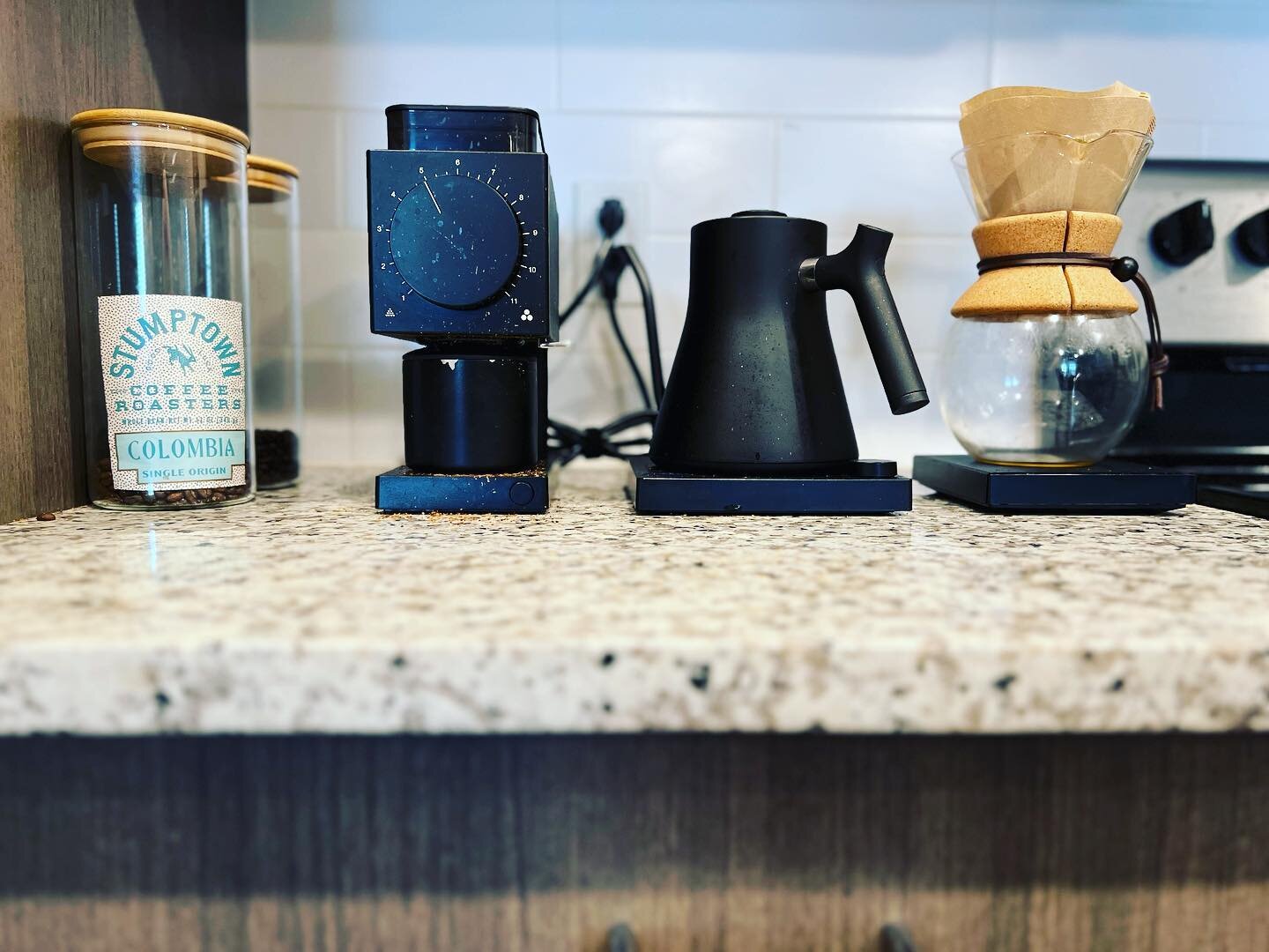 Anybody else obsessed over there home coffee station? Just me? That&rsquo;s fine. Big fan of that @fellowproducts gear 😘🤌🏻☕️