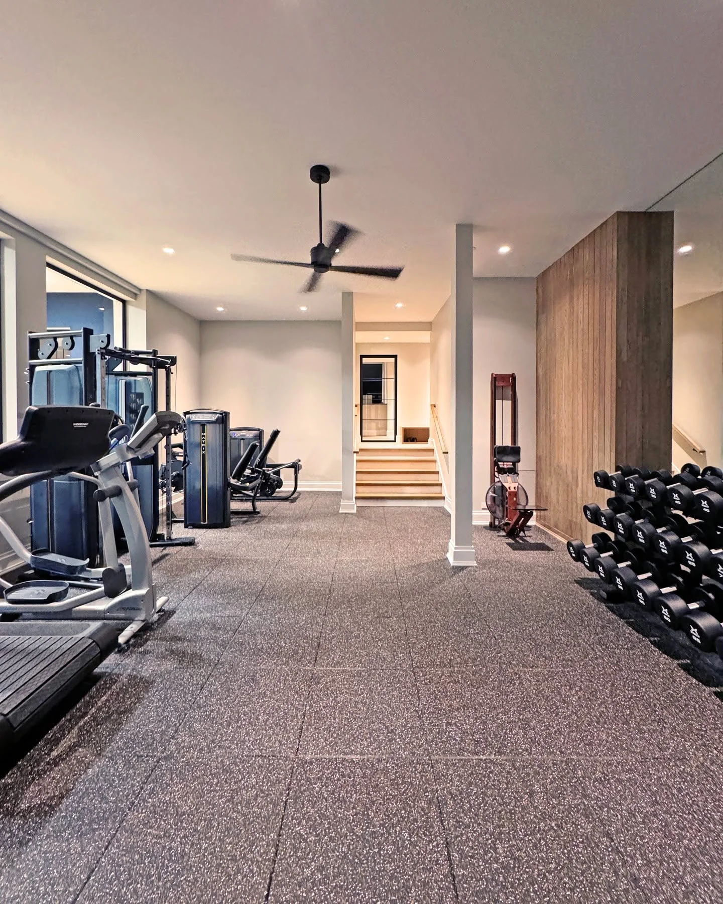 Some gyms have just flooring&hellip; but this one? It&rsquo;s got personality. 💪
We went with DuraTrain in a warm tone with brown and cream specs (Pumpkin to be exact) &mdash; tough enough to handle the heaviest lifts, but still easy on the eyes (an