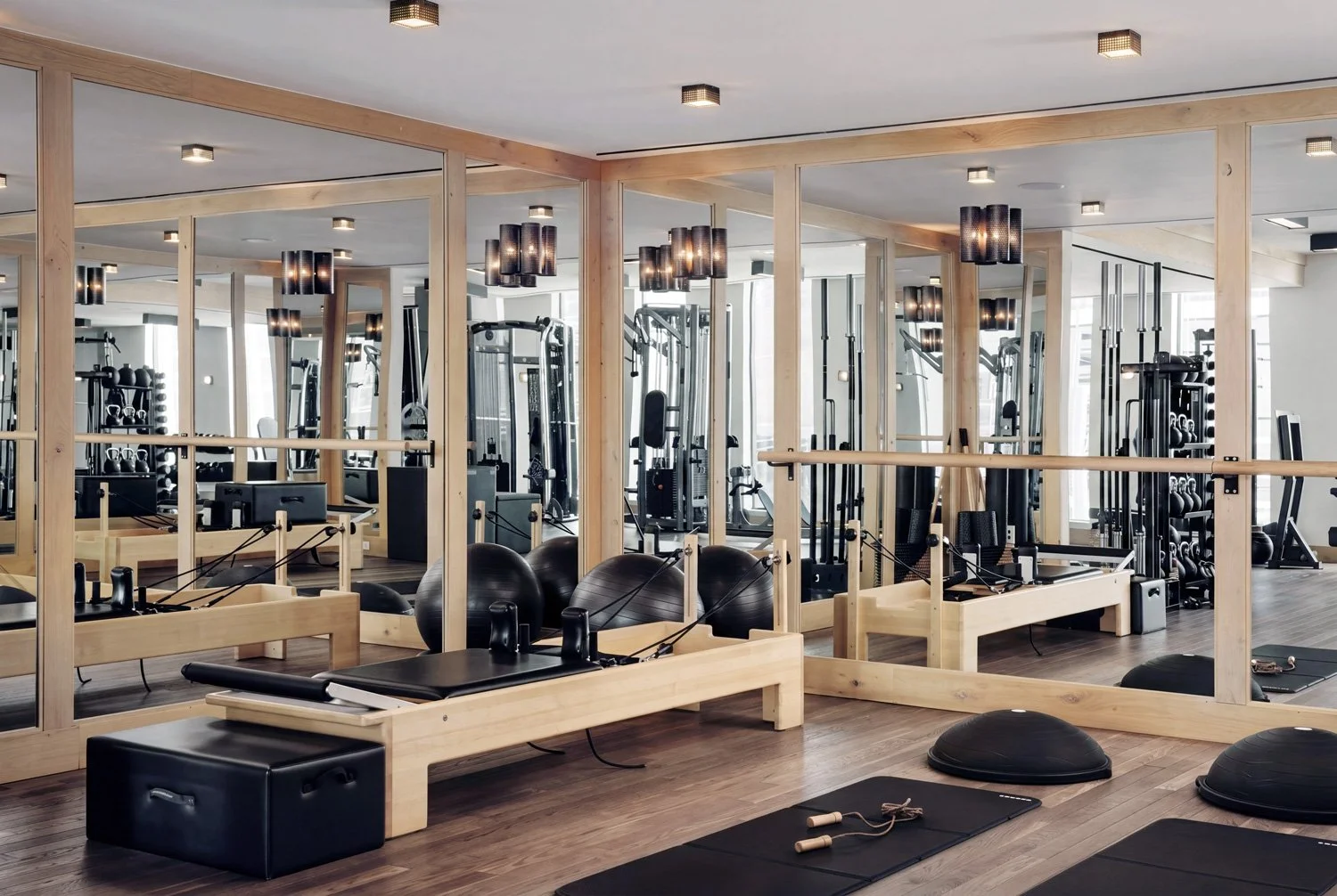 Luxury-hotel-gym-1.jpg