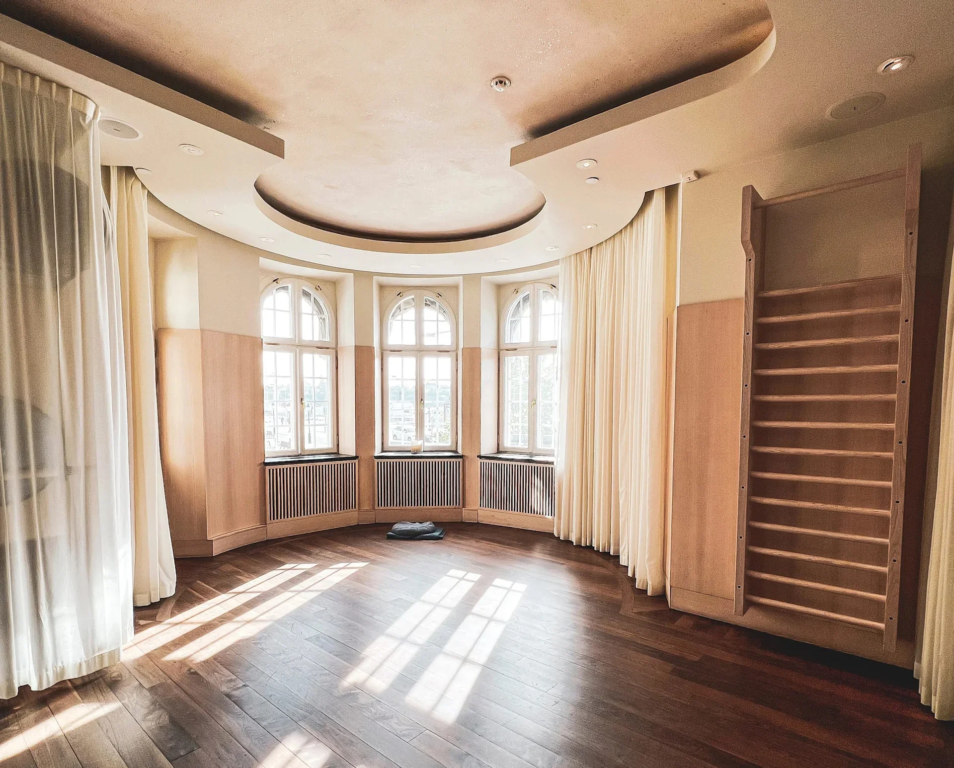 grand-hotel-luxury-hotel-gym-yoga-room.webp