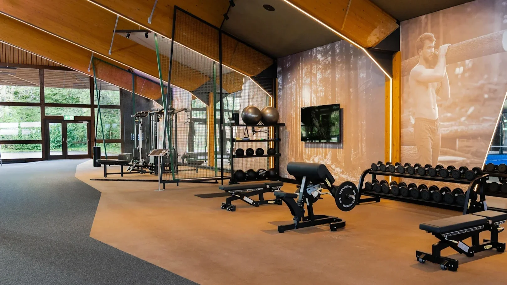 technogym-luxury-hotel-gym-vier-jahreszeiten.webp