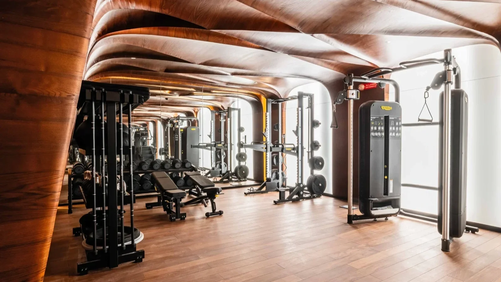 luxury-hotel-gym-romeo-roma-technogym-2.webp
