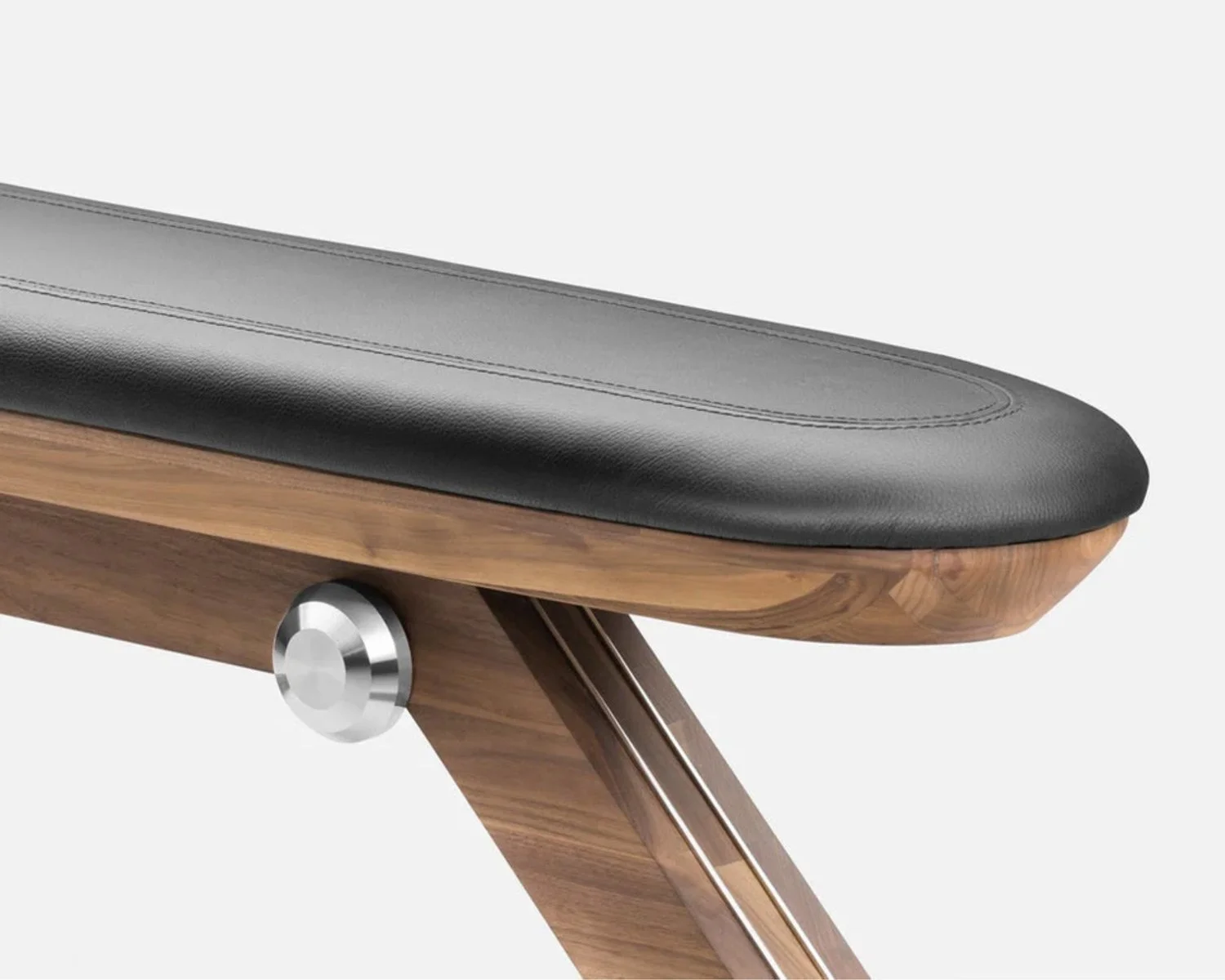 Close-up of PENT Banka Basic flat bench black leather walnut