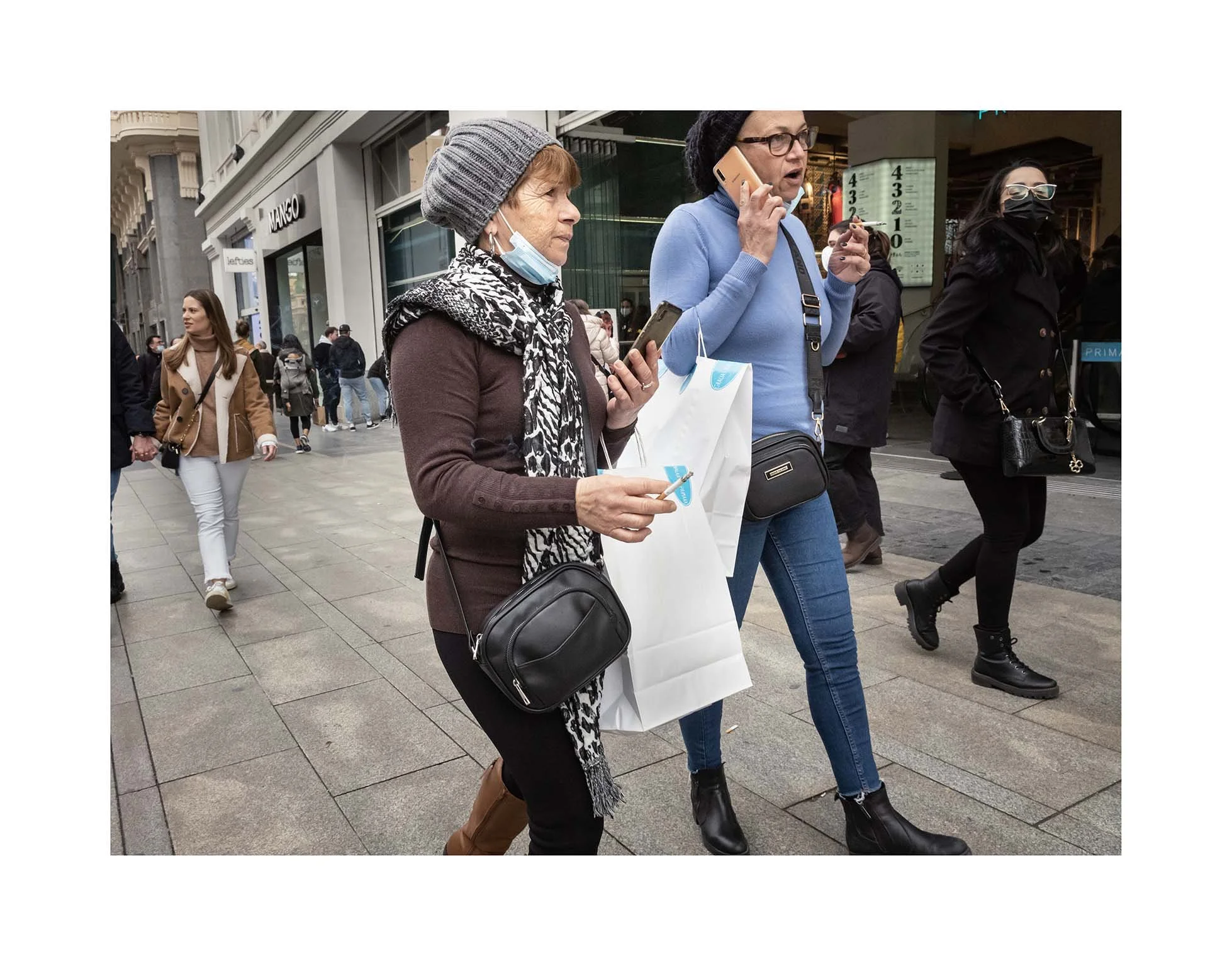 Fumando y hablando movil copia.jpg
