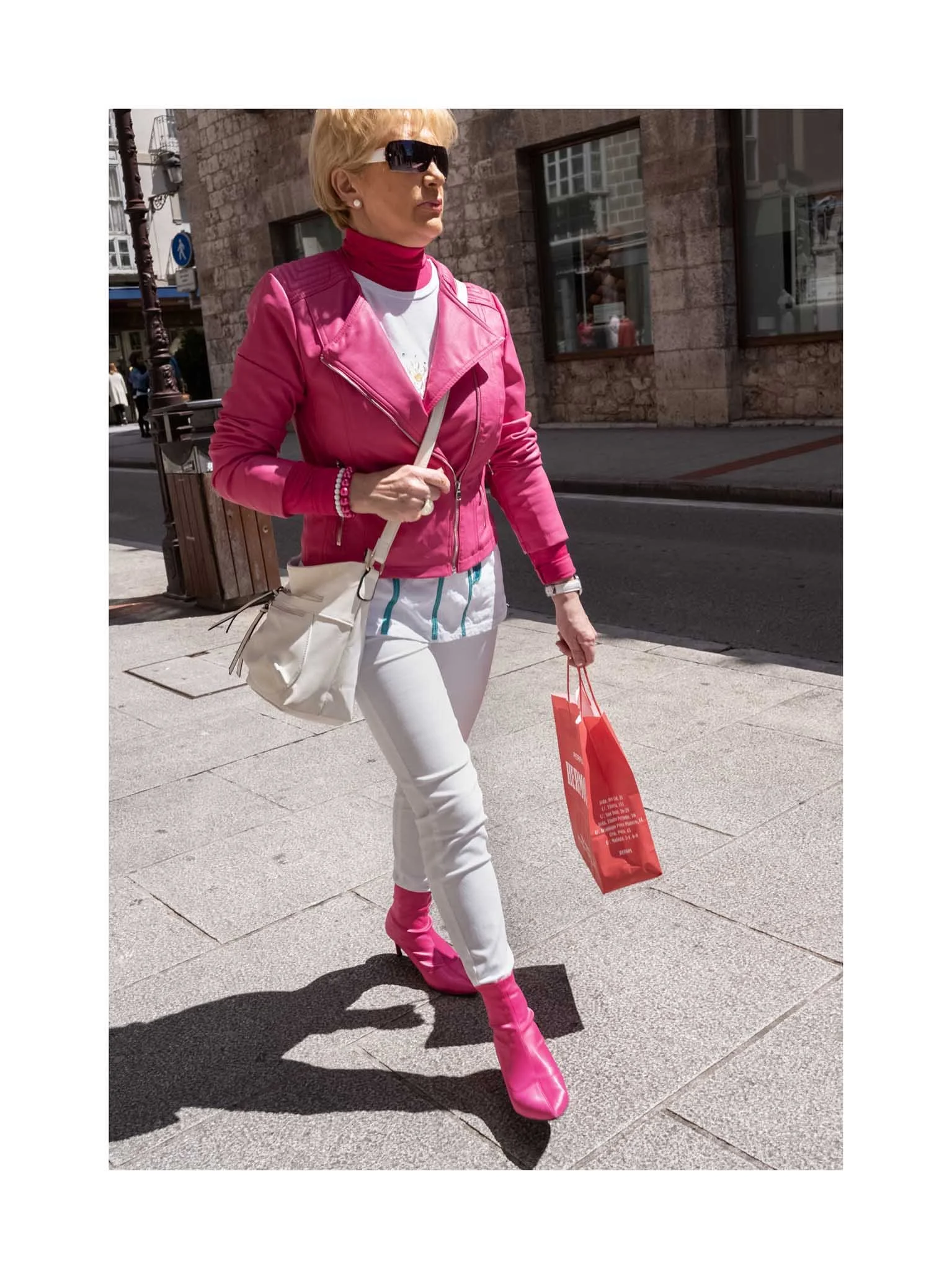 Mujer de rosa Burgos.jpg