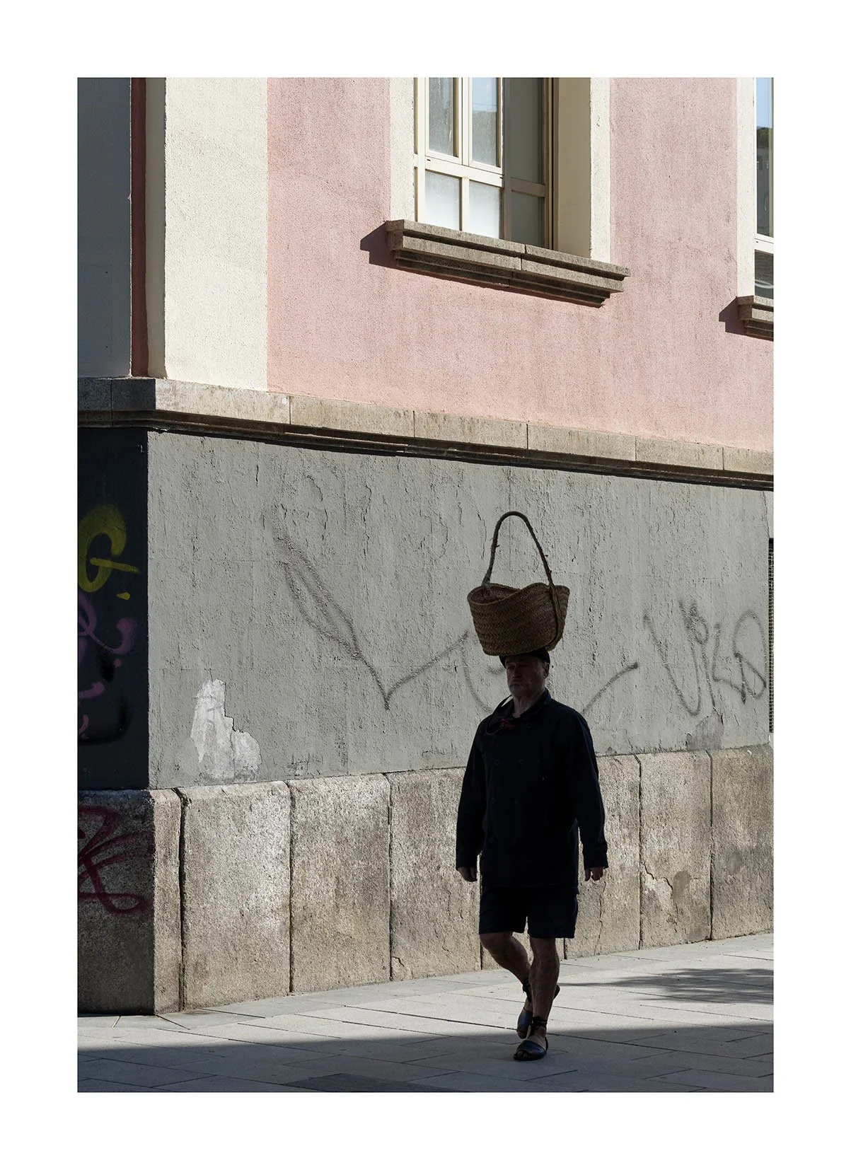 Hombre cesta cabeza copia.jpg