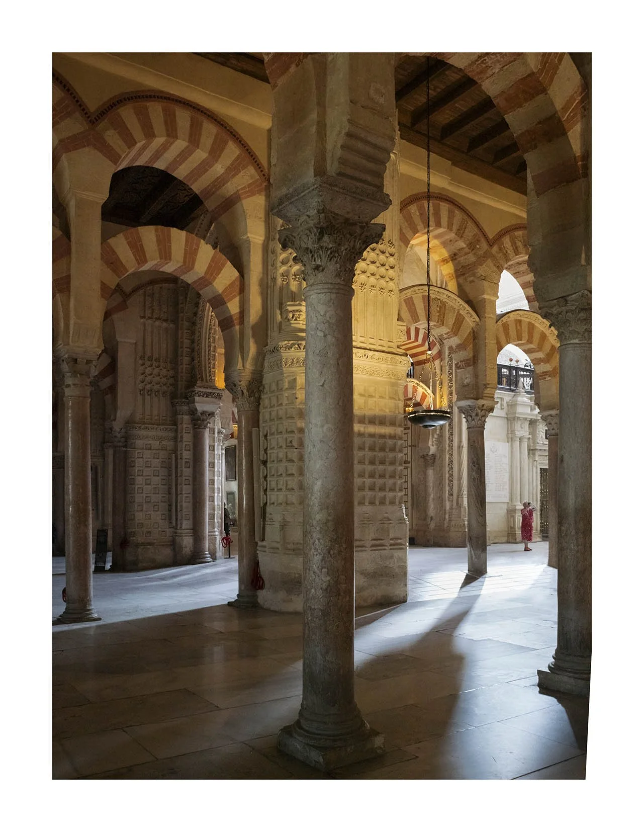 Mezquita con mujer final copia.jpg