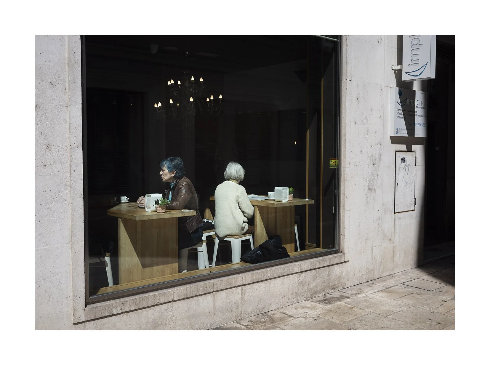 Dos mujeres cafeteria copia.jpg