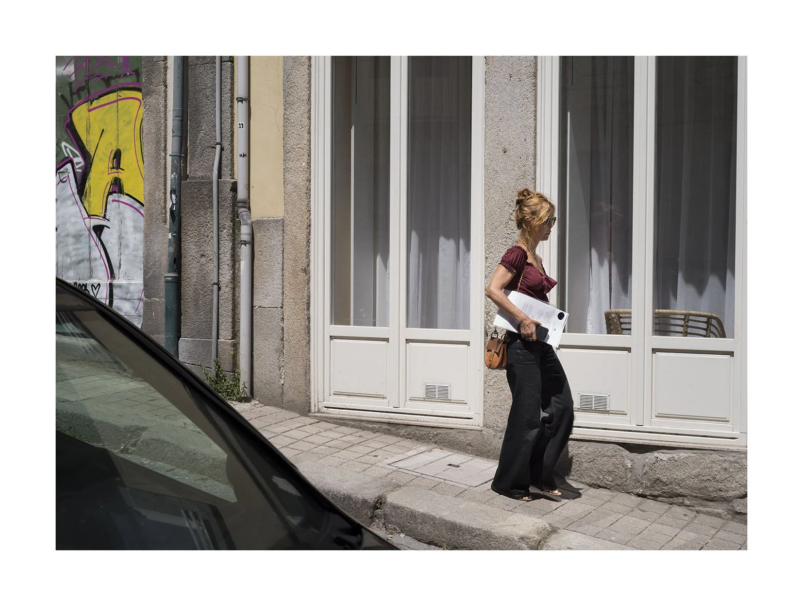 mujer carpeta en mano copia.jpg