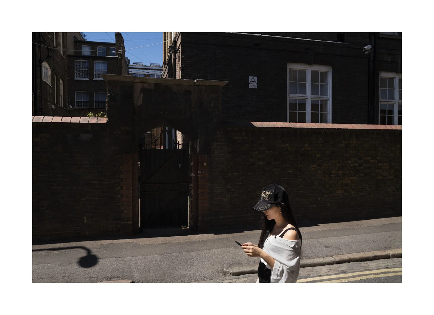 Mujer entre sombras copia.jpg