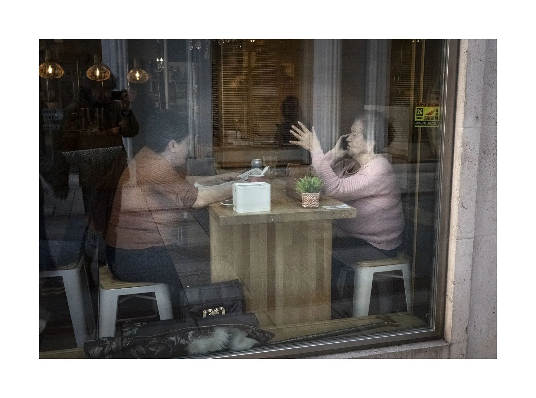 Mujers en cafeteria ig.jpg