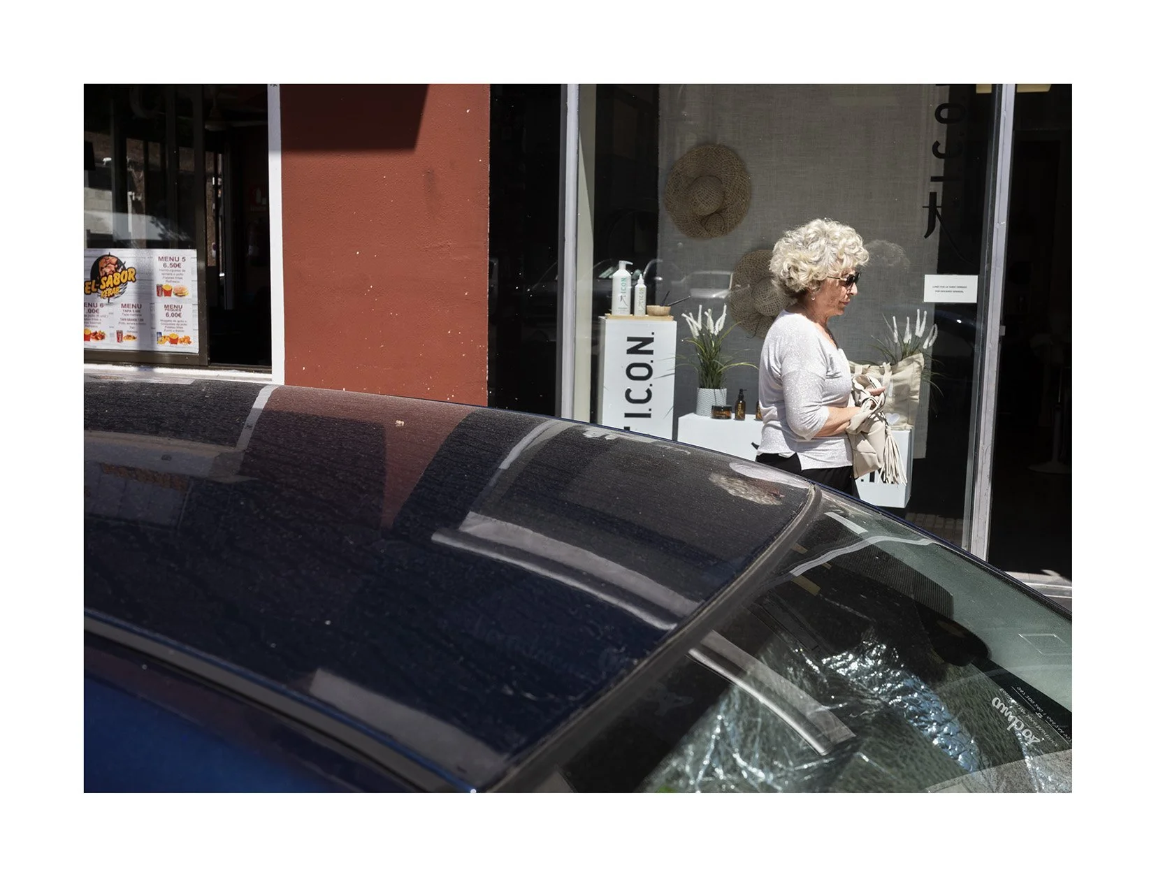 Mujer y coche copia.jpg