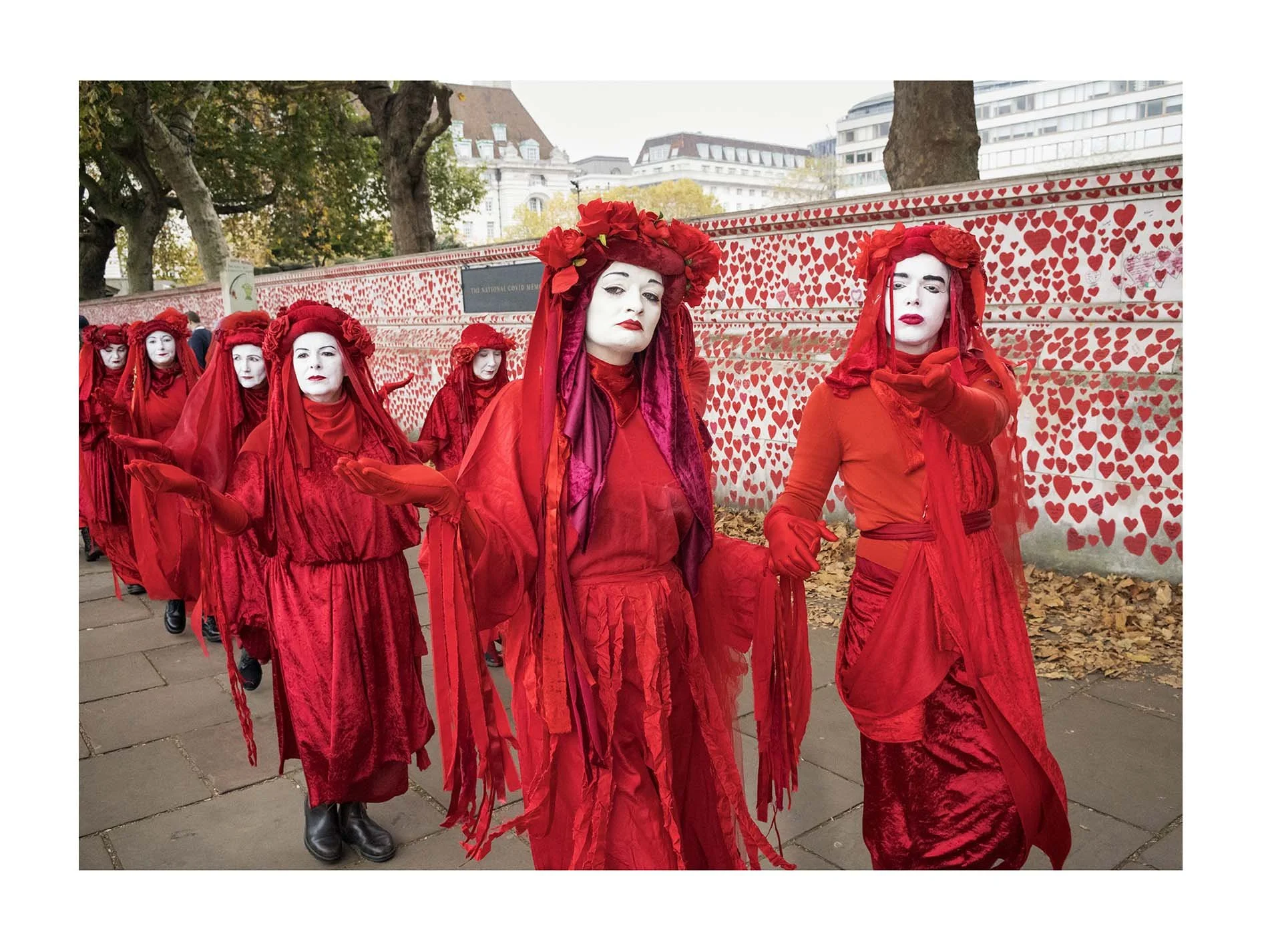 Chicas de rojo Londres.jpg