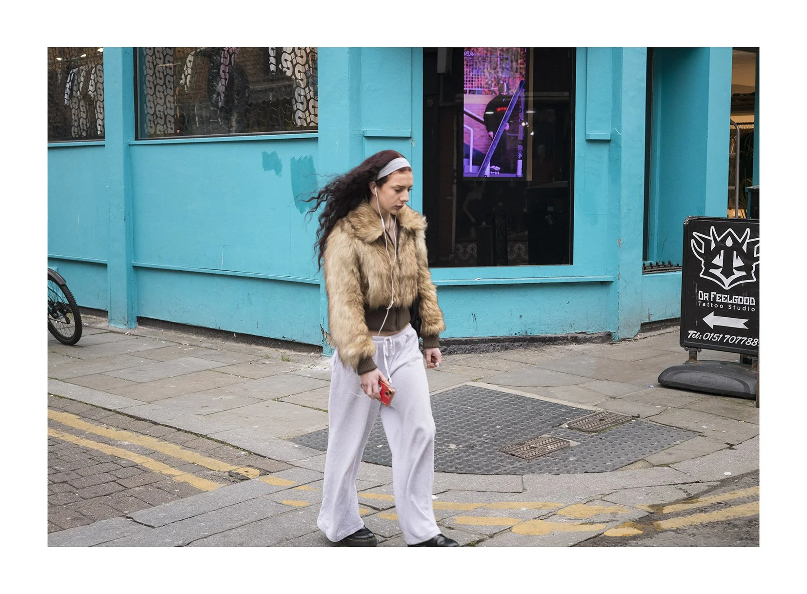 Chica sola en Liverpool copia.jpg