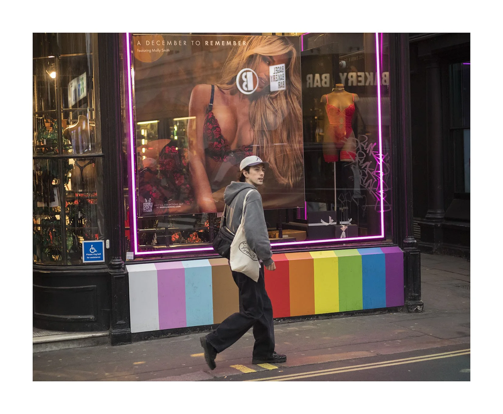 Muchacho y tienda erotica copia.jpg