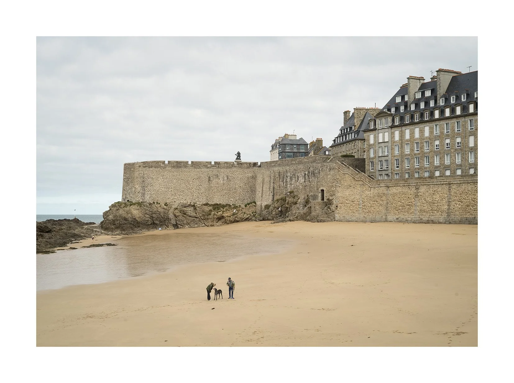 St Malo pareja en la playa con perro copia.jpg