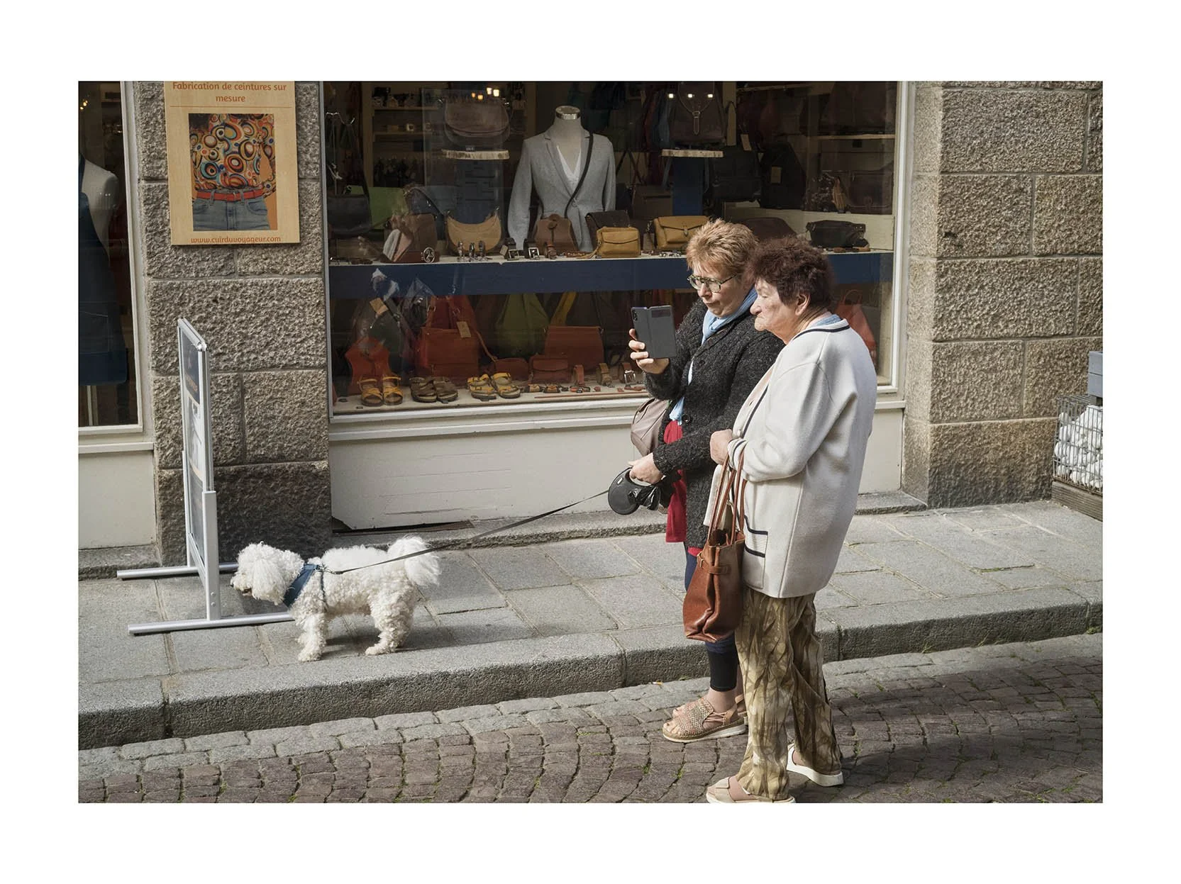 Mujeres con perro copia.jpg