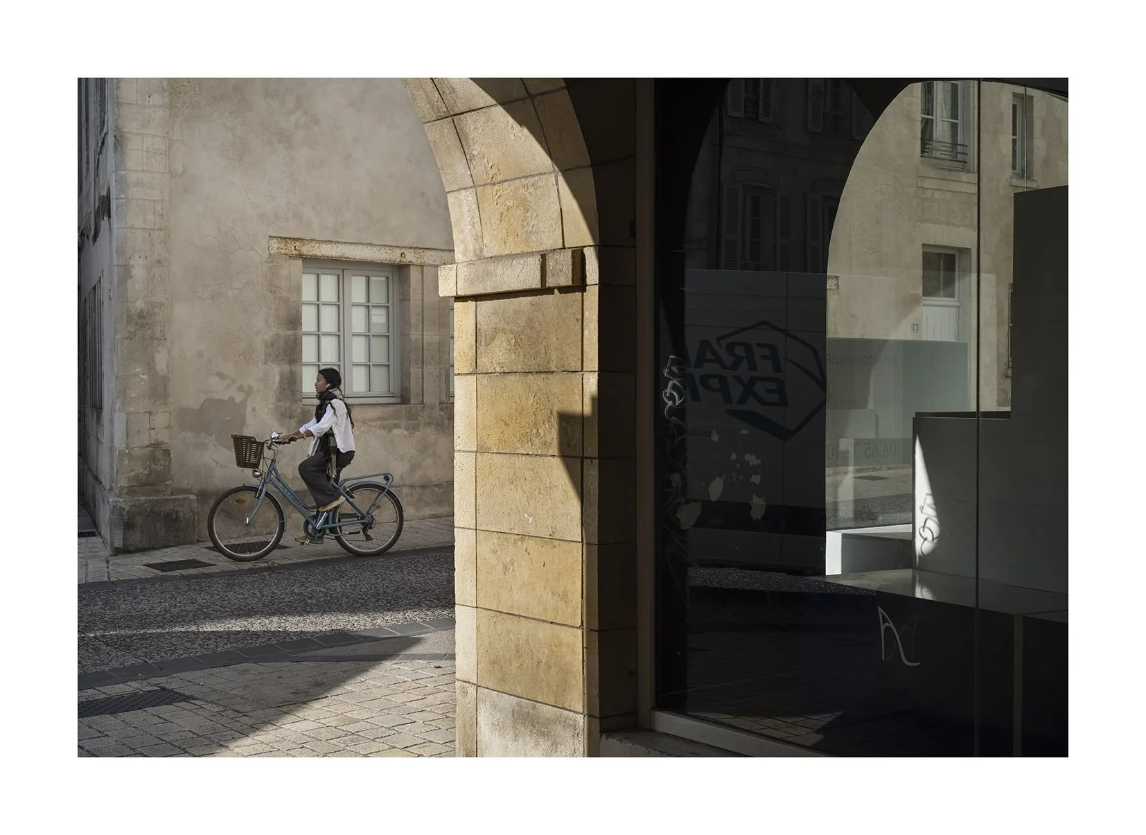 La Rocehell chica en bici web.jpg