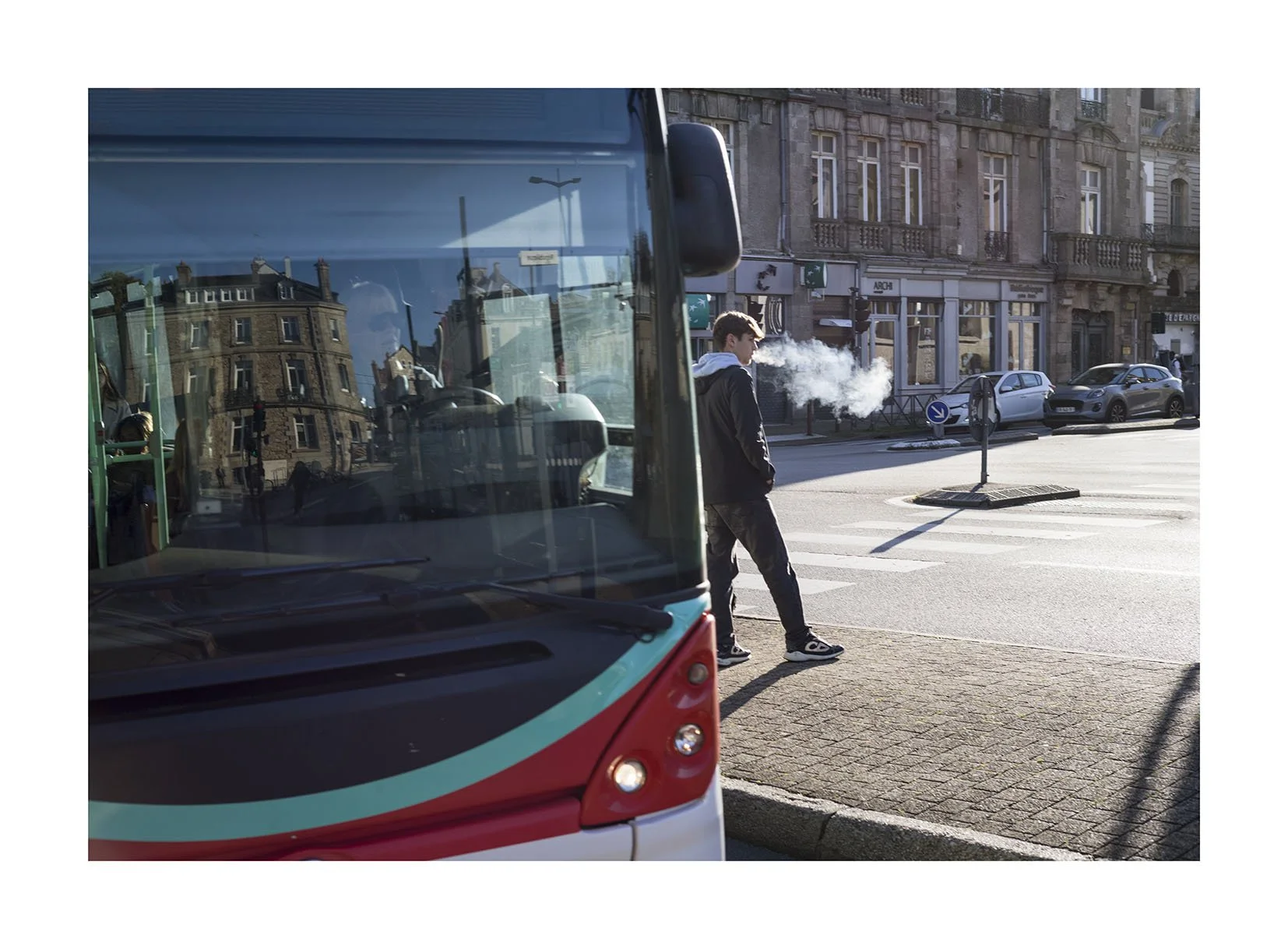 Bus chico fumando Vannes copia.jpg